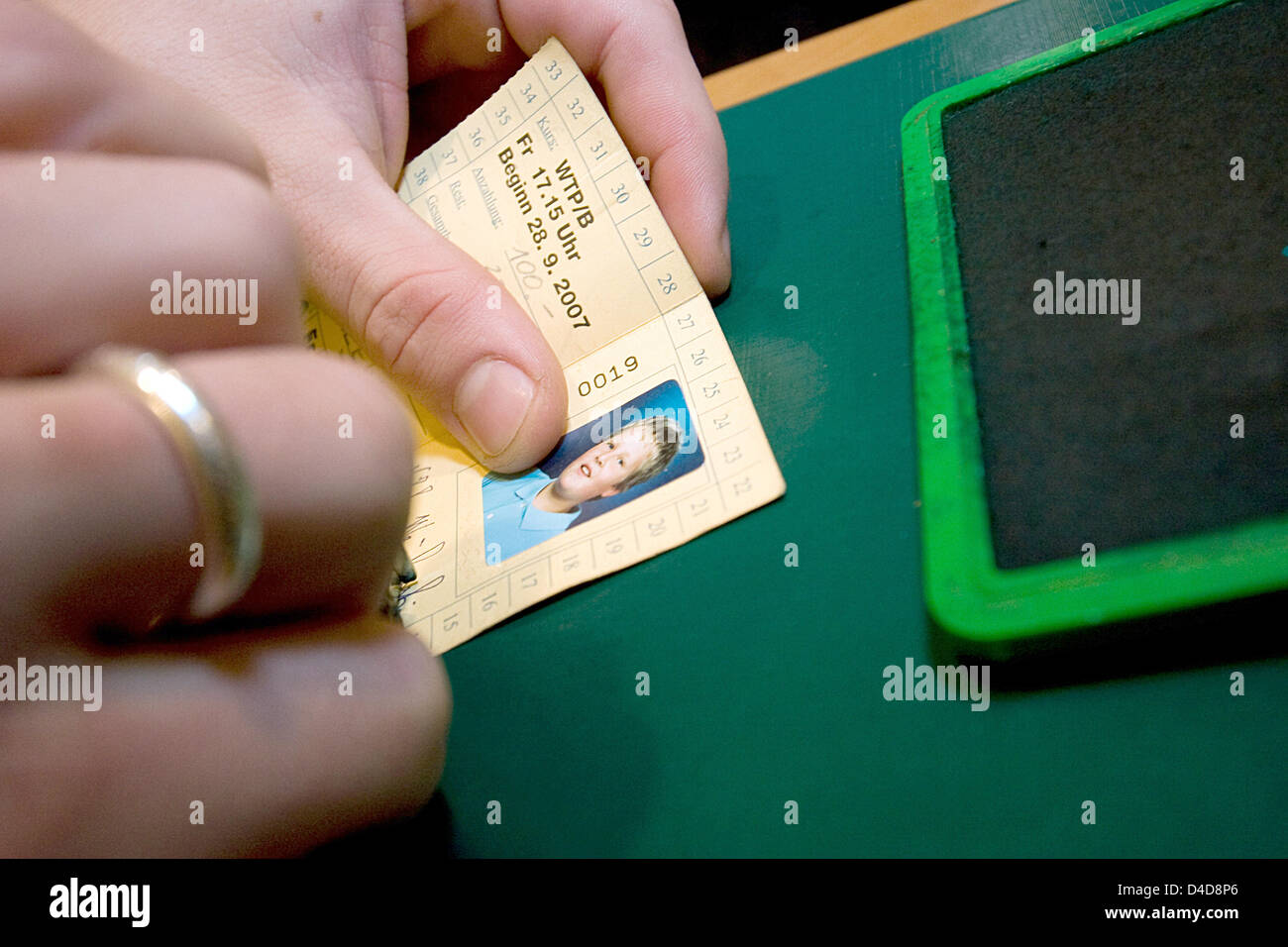 Un élève reçoit un timbre en son ID de l'élève à l'école de danse Elmayer à Vienne, Autriche, 21 décembre 2007. L'école de danse Elmayer est probablement la véritable place pour ceux désireux d'apprendre la valse viennoise. Photo : Bjoern Steinz Banque D'Images
