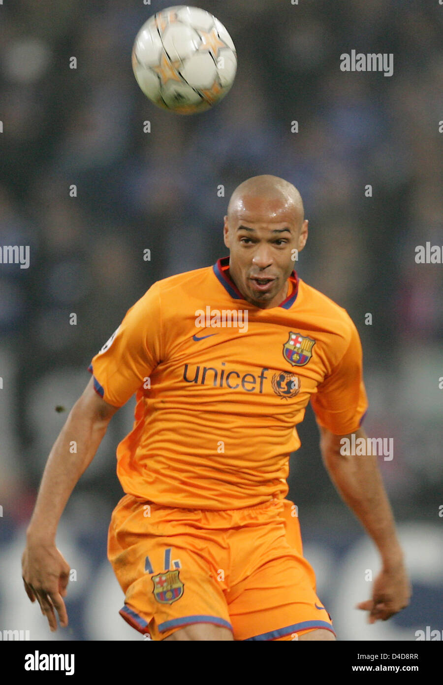 L'attaquant de Barcelone, Thierry Henry à la tête de la balle dans la Ligue des Champions quarts de finale' 1ère manche FC Schalke 04 v FC Barcelone au stade Veltins Arena de Gelsenkirchen, Allemagne, 01 avril 2008. L'Espagnol Primera Division club Barcelona a remporté le match sur le club allemand de Bundesliga Schalke 1-0. Photo : Federico Gambarini Banque D'Images