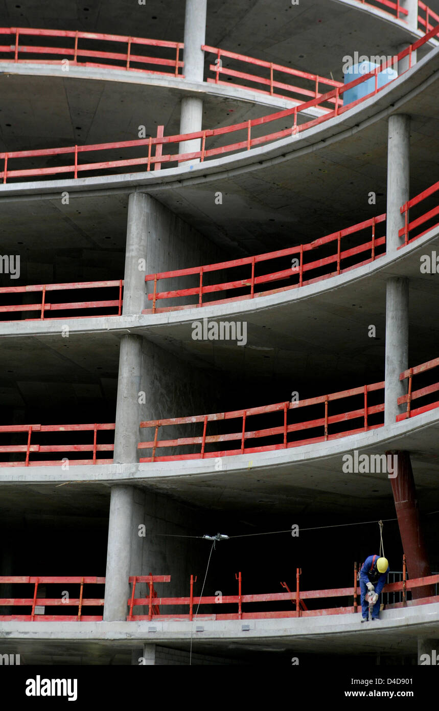 Seulement un travailleur de la construction est visible sur le site de construction de la banque allemande de développement KfW, à Francfort-sur-le-Main. Allemagne, mars 2008. Photo : Frank May Banque D'Images