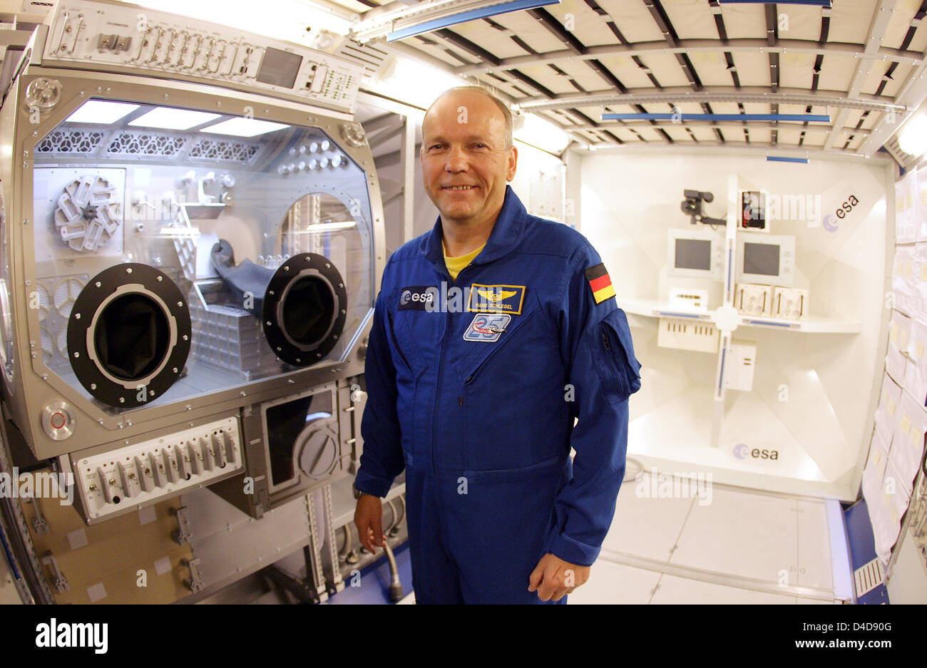 L'astronaute allemand Hans Schlegel est représentée dans un modèle de laboratoire de l'espace 'Columbus' , à Cologne, Allemagne, 3 avril 2008. Les engins spatiaux non habités 'Jules Verne' a pris contact avec la Station spatiale internationale (ISS) le jeudi. En direct au sol a montré comment les ordinateurs ont guidé l'arrivant de plaisance tout au long de la manœuvre lente. Le Jules Verne, qui a mis près de 6 tonnes de Banque D'Images