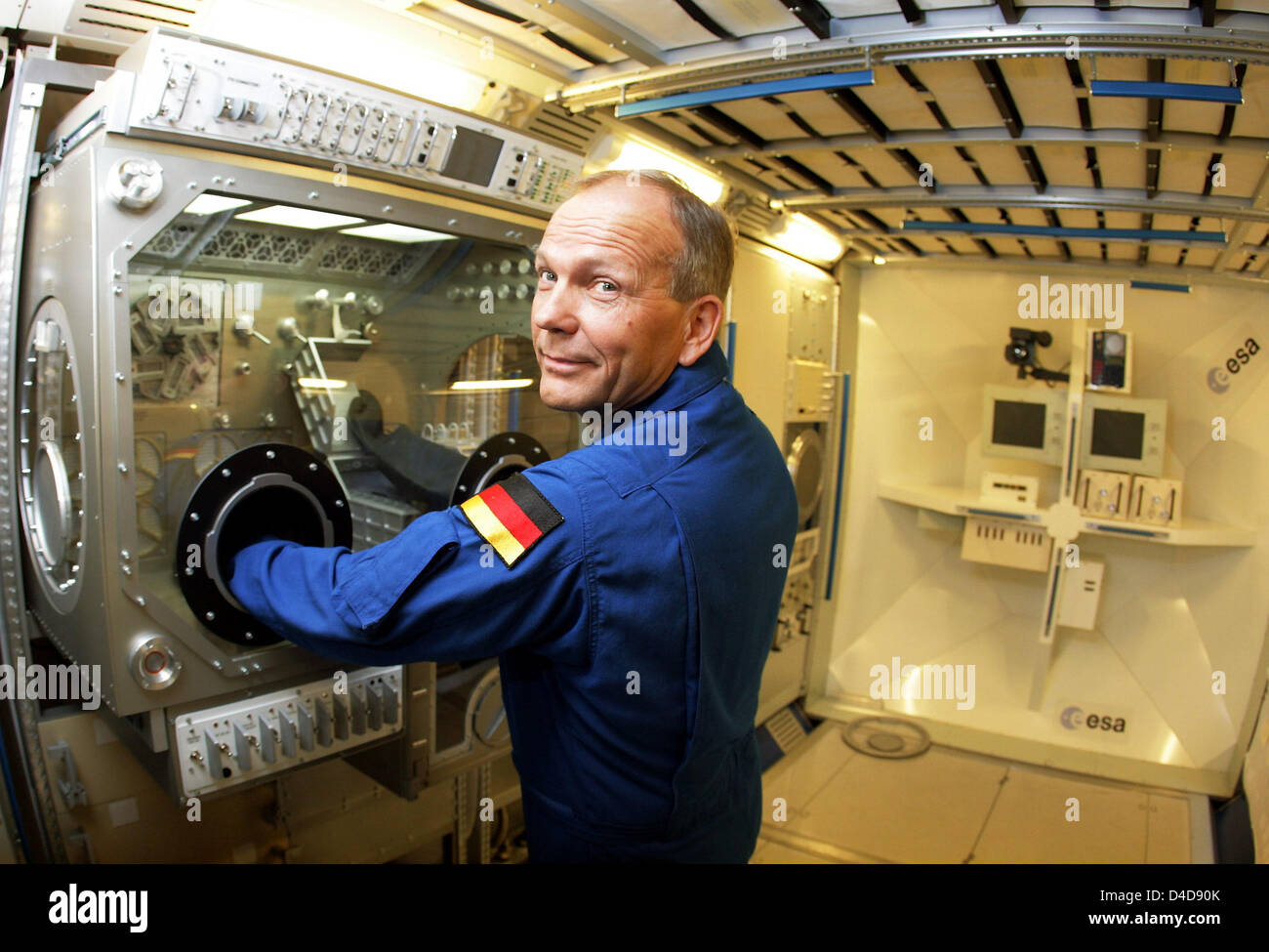 L'astronaute allemand Hans Schlegel est représentée dans un modèle de laboratoire de l'espace 'Columbus' , à Cologne, Allemagne, 3 avril 2008. Les engins spatiaux non habités 'Jules Verne' a pris contact avec la Station spatiale internationale (ISS) le jeudi. En direct au sol a montré comment les ordinateurs ont guidé l'arrivant de plaisance tout au long de la manœuvre lente. Le Jules Verne, qui a mis près de 6 tonnes de Banque D'Images