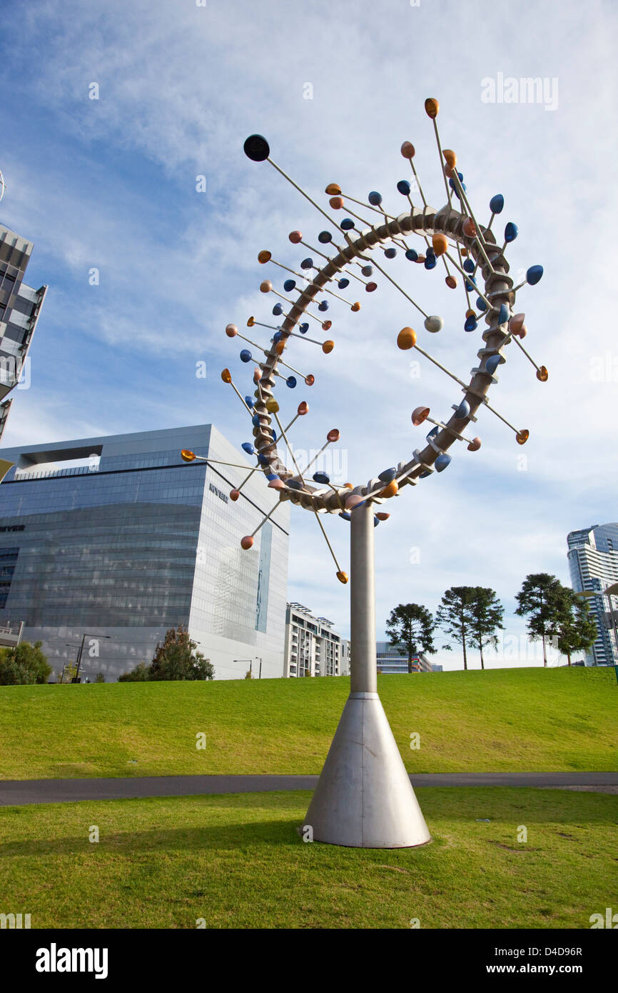 'Évent' éoliennes de sculpture par Duncan Stemler à Docklands Park. Melbourne, Victoria, Australie Banque D'Images