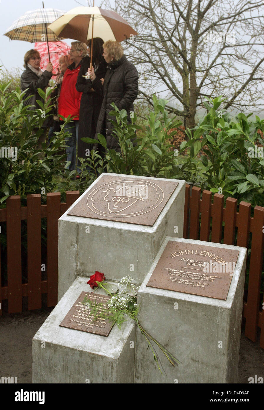 La photo montre l'John-Lennon memorial après son dévoilement à Minden, Allemagne, 05 avril 2008. Le mémorial conçu par l'allemand Uwe expert Beatles Blaschke est la première d'honorer un membre de The Beatles en Allemagne. Certaines scènes du film de guerre anti Lennon 'Comment j'ai gagné la guerre' ont été tourné en Verden il y a 42 ans. Photo : INGO WAGNER Banque D'Images