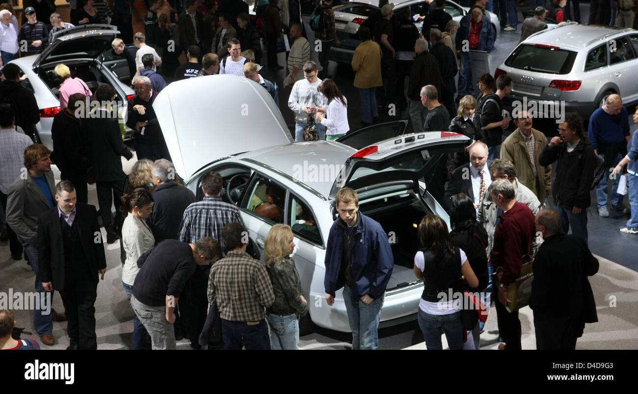 Les yeux des visiteurs une voiture à l'Auto Mobil International (AMI) de l'automobile à Leipzig, Allemagne, 05 avril 2008. Certaines marques de voiture 50 présentera un aperçu des nouveaux produits et développements avec plus de 100 premières mondiales attendues de 05 à 13 avril. La gamme de voitures s'étend des micro-voitures de limousines de luxe, d'une part, la famille de fourgonnettes, VUS de pour voitures de sport. Photo : Banque D'Images