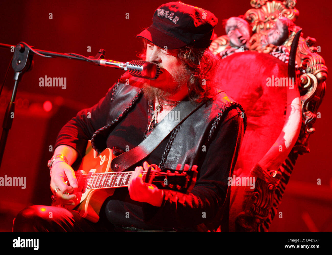 Musicien italien Adelmo Fornaciari, alias Zucchero, fonctionne à la kick-off concert de sa nouvelle tournée à l'Alte Oper (ancien opéra) à Francfort, Allemagne, 07 avril 2008. L'excursion se poursuit à Munich, Stuttgart, Düsseldorf, Berlin et Hambourg. Photo : Uwe Anspach Banque D'Images