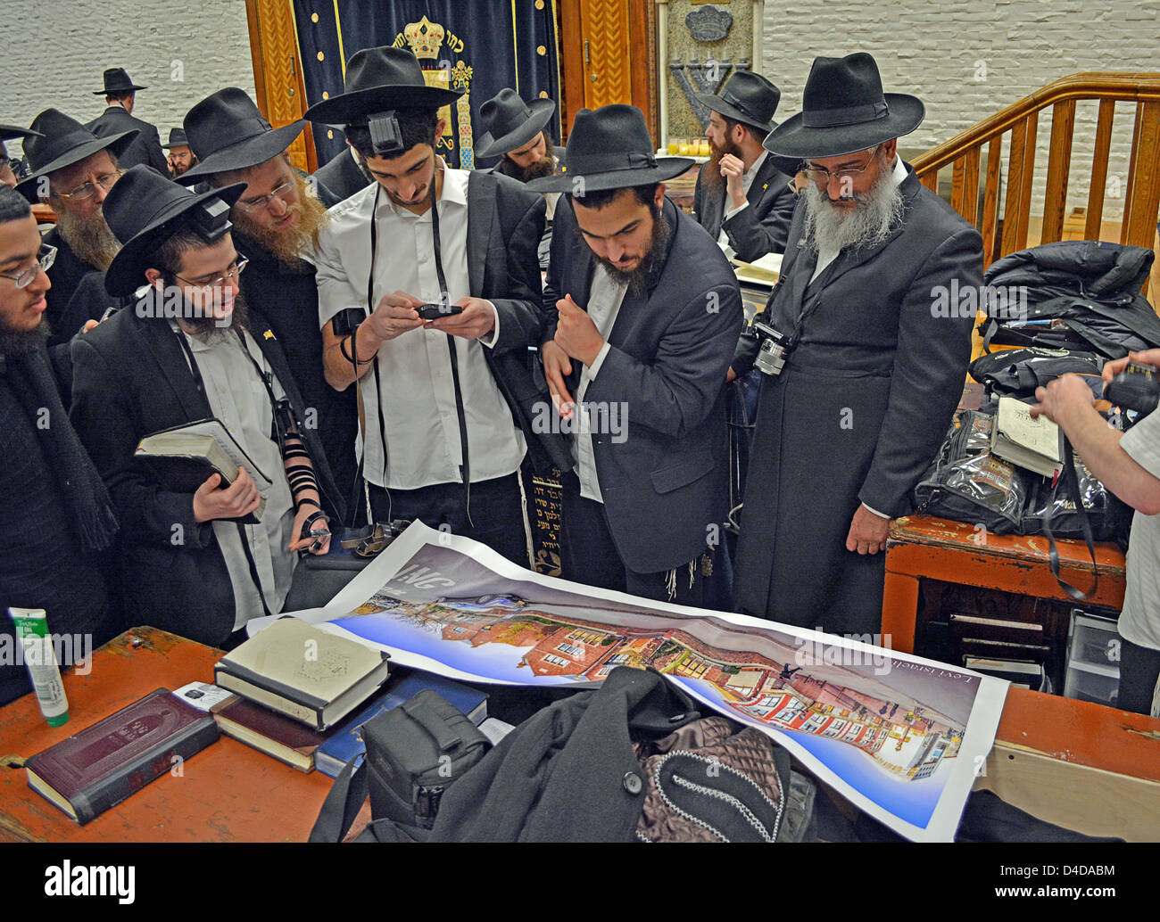 Fidèles au temple Lubavitch dans Brooklyn, NY, admirer un panorama de la peinture de leur siège par bâtiment israélien Levi Banque D'Images