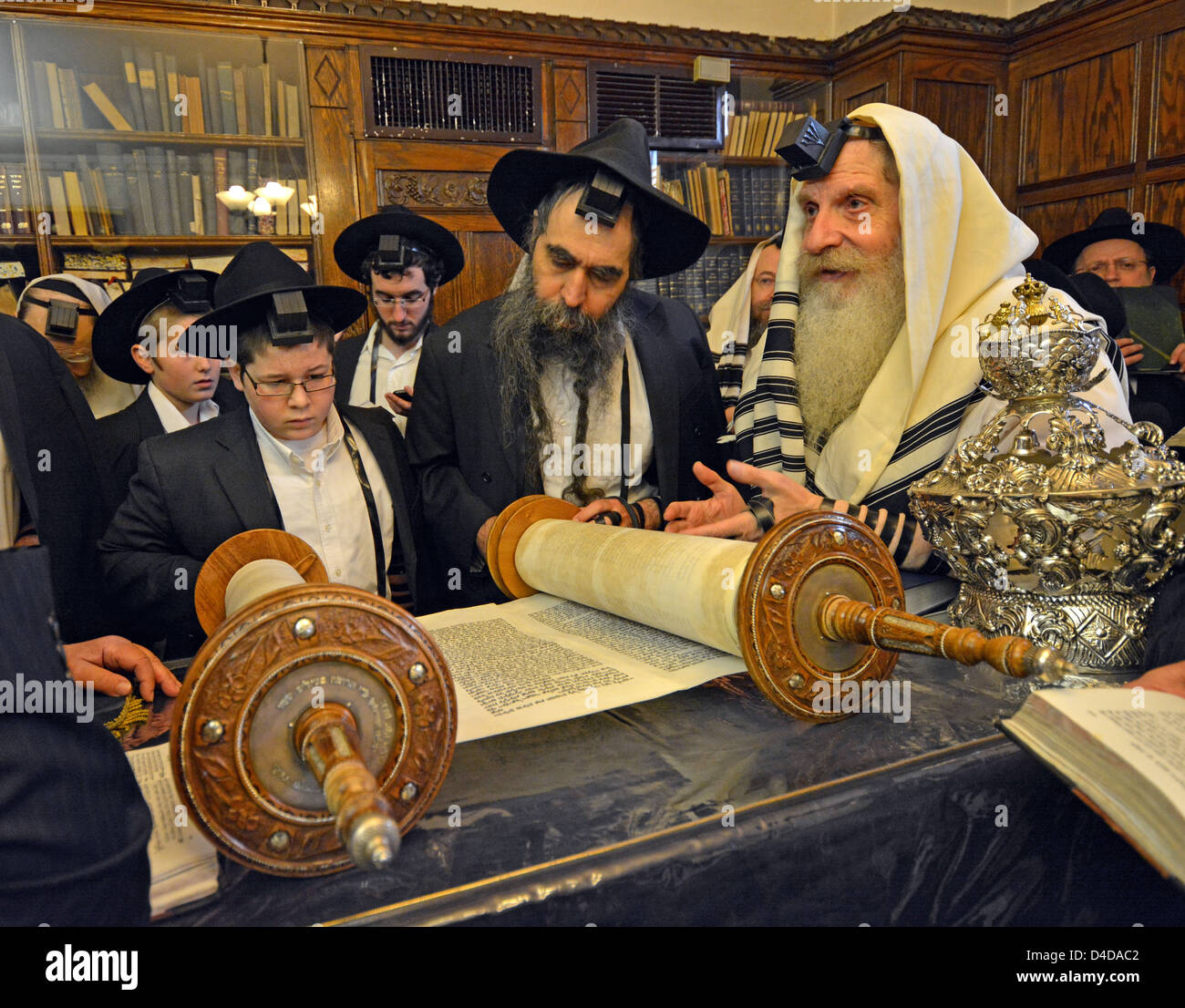 Les juifs religieux prient dans l'étude du Rebbe de Loubavitch siège à Brooklyn, New York. Bar Mitzvah boy bénit la Torah. Banque D'Images