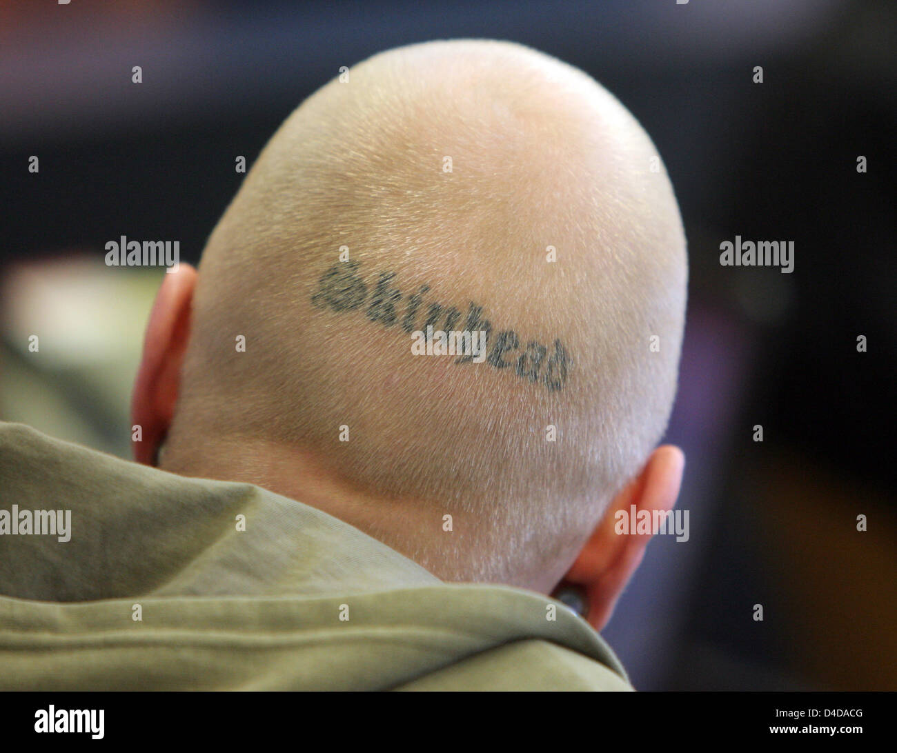 Défendeur Tom W. avec l'écriture 'Skinhead' tattoed sur l'arrière de sa tête sur la photo comme l'essai sur cinq prévenus, membres du néo-nazi interdit entre-temps camaraderie 'Sturm 34', commence à la cour régionale de Dresde, Allemagne, 10 avril 2008. Les néo-Nazis ont probablement commis diverses delinquences dans la ville saxonne Mittweida. Apparemment, l'Intelligencer, du Bureau de la Banque D'Images