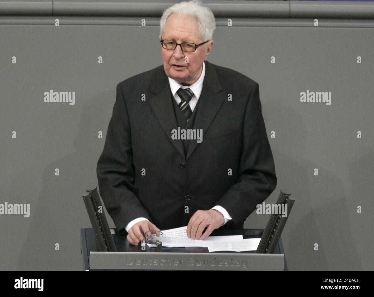 L'ancien ministre allemand de la justice et ancien président des sociaux-démocrates (SPD), Hans-Jochen VOGEL prononce un discours au cours de l'heure du souvenir organisée par le Bundestag allemand à Berlin, Allemagne, 10 avril 2008. Les parlementaires ont commémoré le destroyal de la démocratie il y a 75 ans lorsque le 23 mars 1933, le Reichstag allemand a ouvert la voie à la dictature nazie par passin Banque D'Images