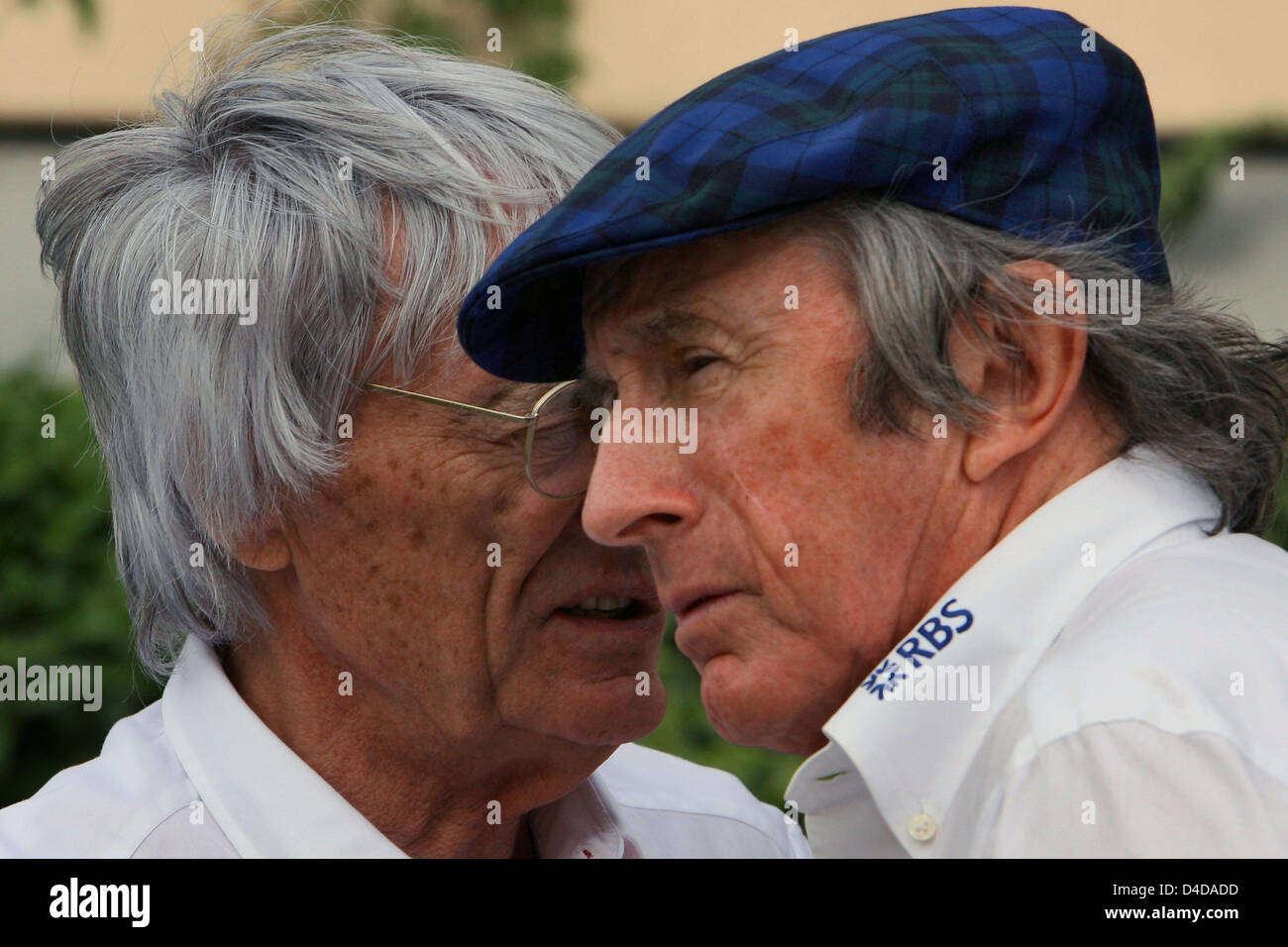 La formule 1 supremo Bernie Ecclestone (L) parle avec la légende de la Formule 1, trois fois vainqueur Jackie Stewart, avant la Formule 1 Grand Prix de Bahreïn à Sakhir, près de Manama, Bahreïn, le 05 avril 2008. Photo : Jens Buettner Banque D'Images