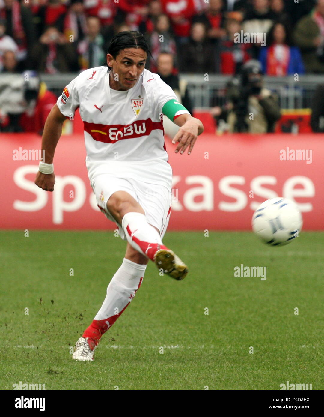 Skipper de Stuttgart, Fernando Meira tire une balle dans la Bundesliga match VfB Stuttgart v SV Hambourg au stade Gottlieb-daimler de Stuttgart, Allemagne, 05 avril 2008. Stuttgart a remporté le match 1-0. Photo : Bernd Weissbrod Banque D'Images