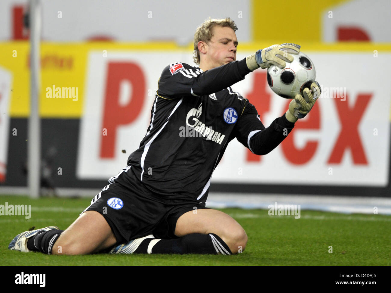 Gardien de Schalke Manuel Neuer effectue une sauvegarde dans la Bundesliga match FC Schalke 04 v Hansa Rostock au stade VeltinsArena de Gelsenkirchen, Allemagne, 05 avril 2008. Schalke a remporté le match 1-0. Photo : Achim Scheidemann Banque D'Images