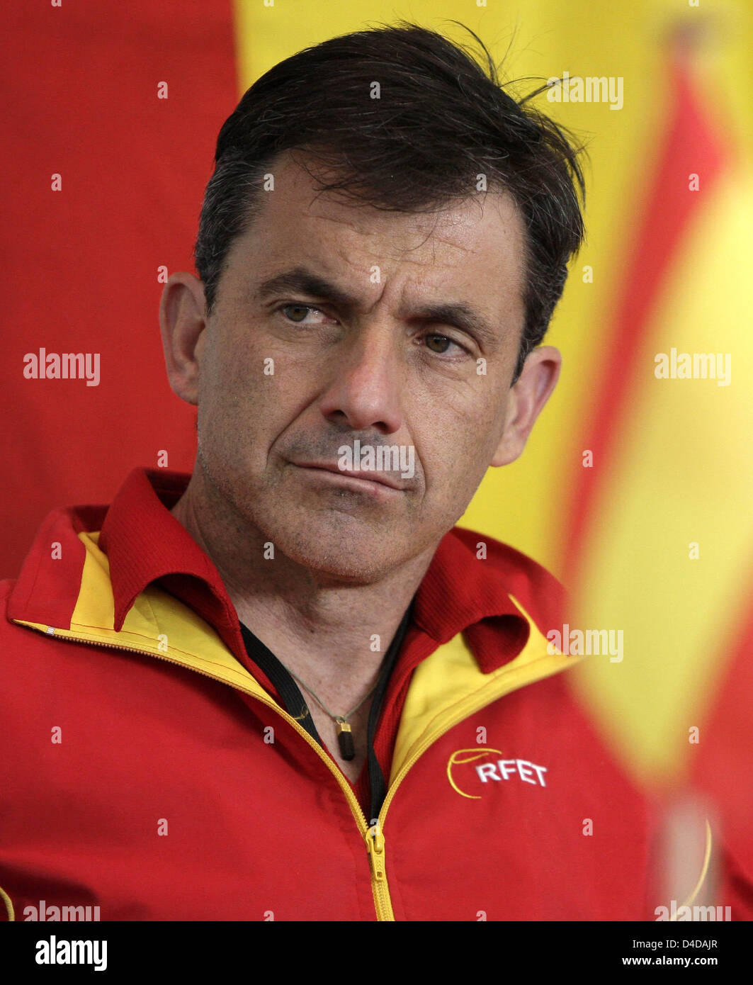 Coupe Davis l'Espagne le capitaine de l'équipe, Emilio Sanchez Vicario photographié après le match de dessins à Brême, Allemagne, 10 avril 2008. L'équipe espagnole fera face à l'Allemagne dans le quart de finale de Coupe Davis du 11 au 13 avril 2008 à Brême. Photo : CARMEN JASPERSEN Banque D'Images