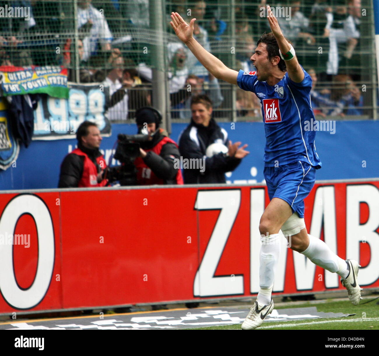 L'Anthar Yahia Bochum célèbre son score de 1-1 au cours de la Bundesliga match VfL Bochum vs Hertha BSC Berlin au stade RewirPower à Bochum, Allemagne, 12 avril 2008. Le match à égalité 1-1. Photo : Franz-Peter Tschauner Banque D'Images