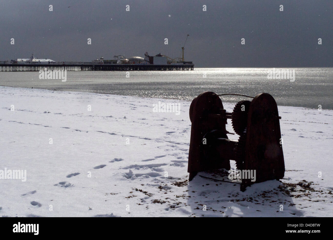 Brighton, East Sussex, UK. 12 mars 2013. La jetée de Brighton. Après une nuit de chaos sur les routes causés par la neige et la glace, les gens de Brighton s'est réveillé à une féerie d'hiver. Crédit : Peter Greenhalgh (UKpix.com) / Alamy Live News Banque D'Images