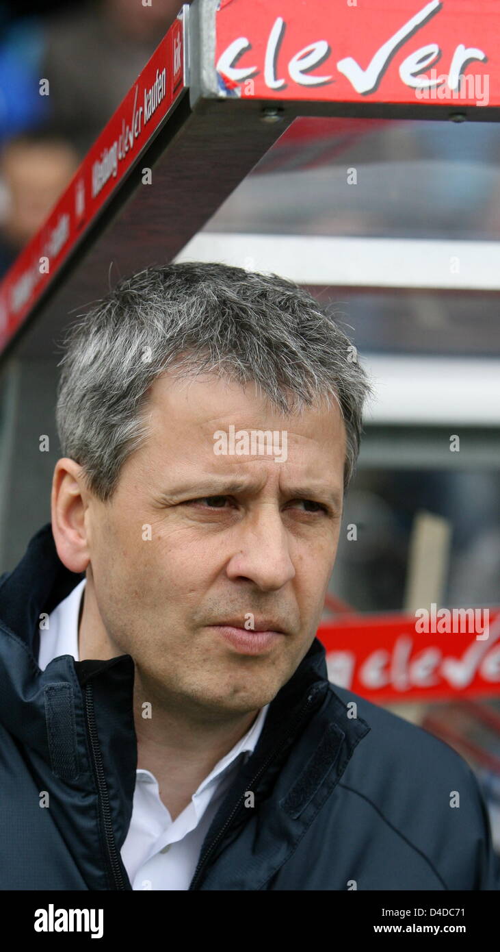 L'entraîneur-chef Berlin Lucien Favre, représenté à la Bundesliga match VfL Bochum v Hertha BSC Berlin au stade rewirpower de Bochum, Allemagne, 12 avril 2008. Le match se termine par un nul 1-1. Photo : Franz-Peter Tschauner Banque D'Images