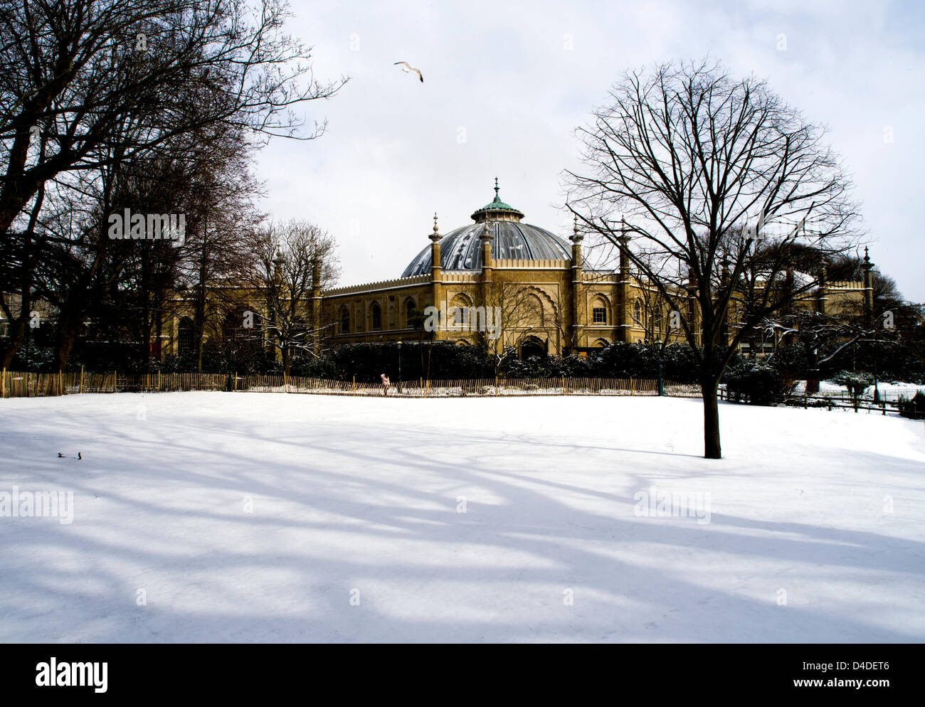 Brighton, East Sussex, UK. 12 mars 2013. Le Brighton Dome, anciennes écuries pour le Royal Pavilion. Après une nuit de chaos sur les routes causés par la neige et la glace, les gens de Brighton s'est réveillé à une féerie d'hiver. Crédit : Peter Greenhalgh (UKpix.com) / Alamy Live News Banque D'Images