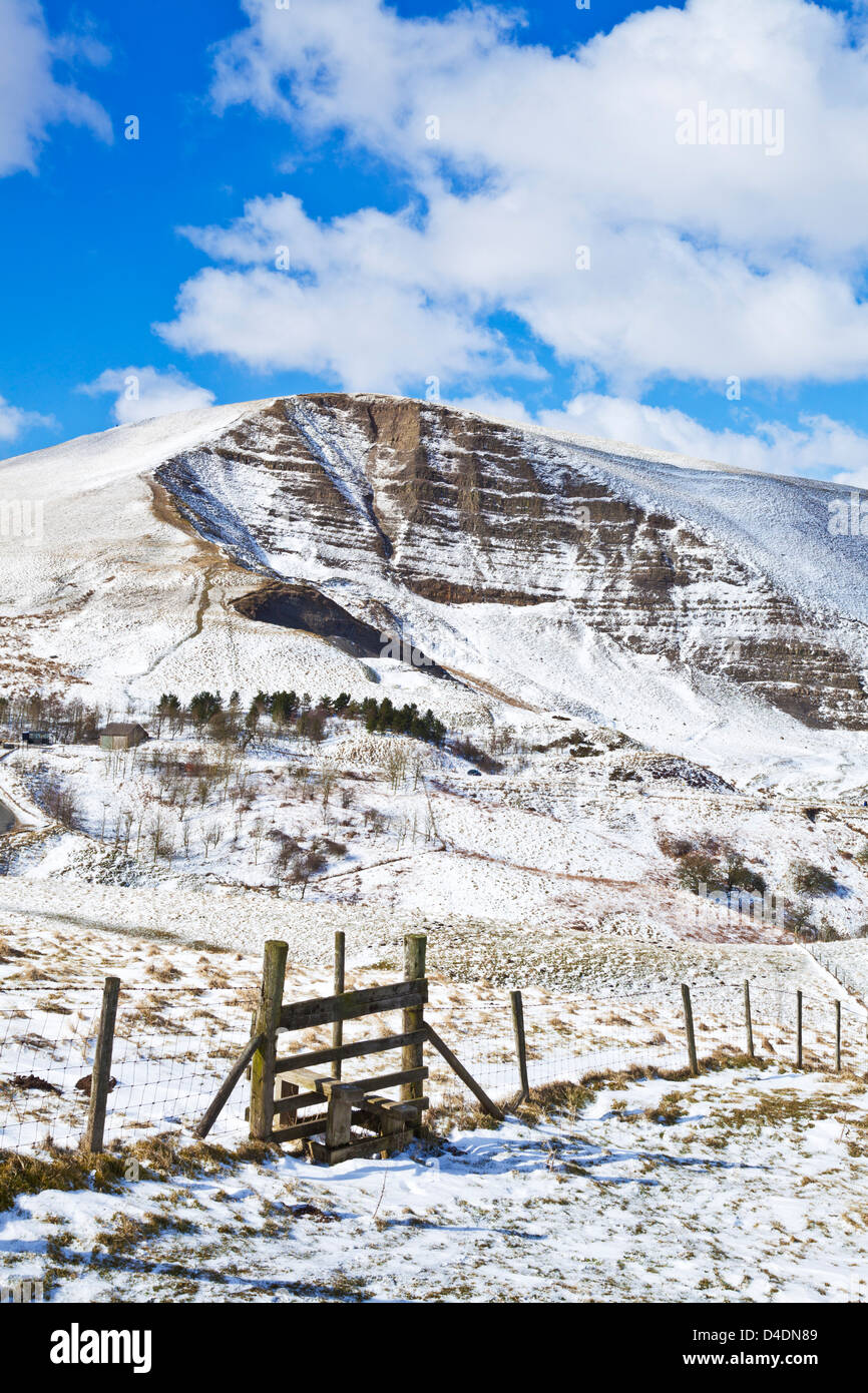 MAM tor Ridge (grande crête) couvert de neige Derbyshire Peak district Park Hope Valley England UK GB Europe Banque D'Images