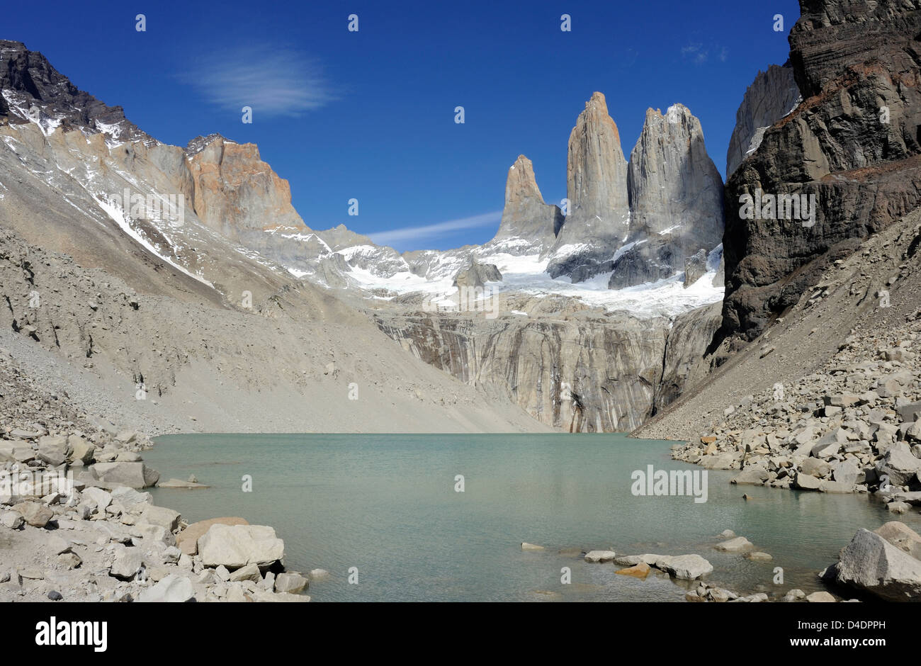 Les flèches de granit de la Torres del Paine à partir de l'ouest à l'ensemble du Glacier Torres et son lac glaciaire Banque D'Images