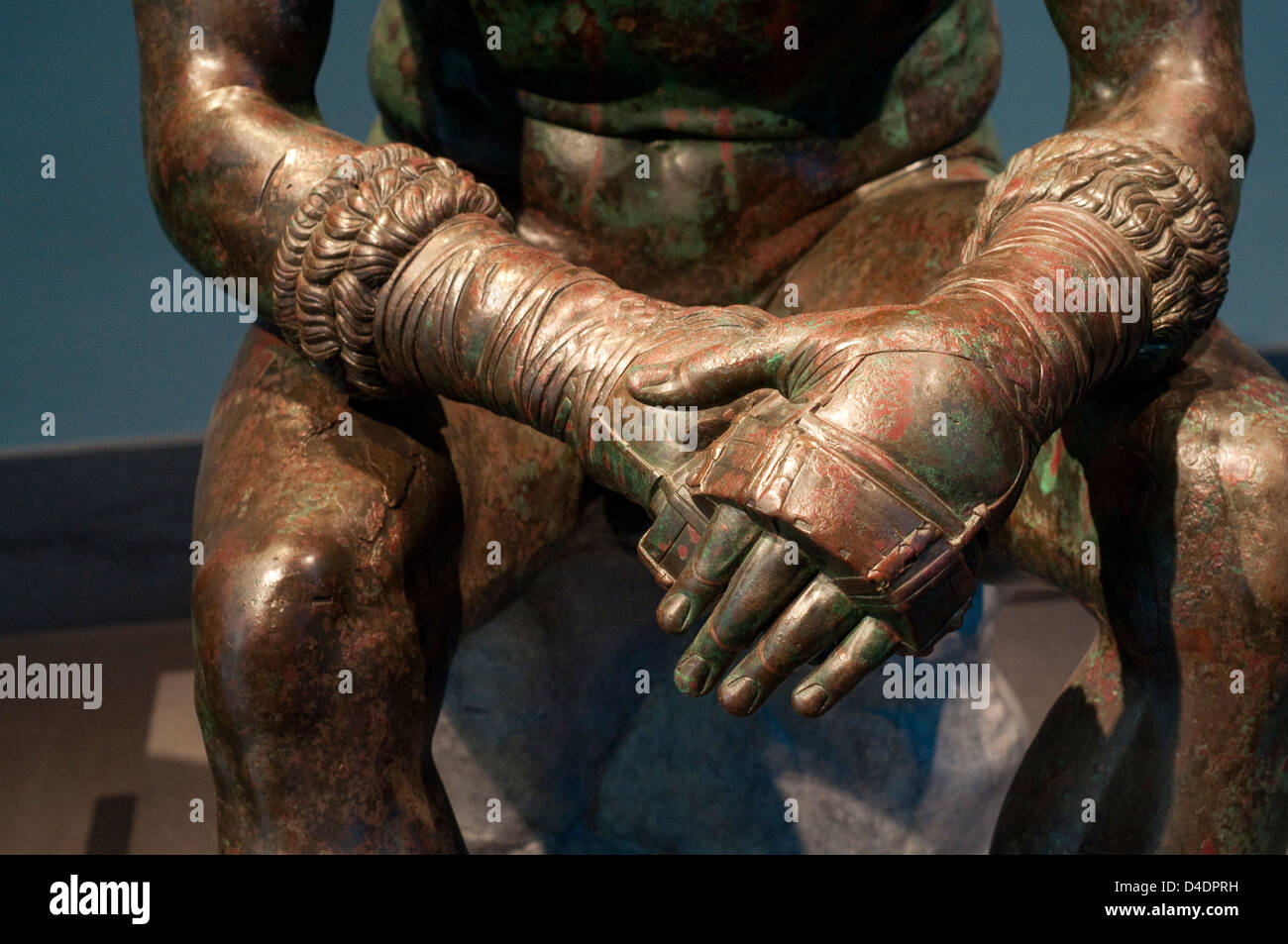 L'Italie, Lazio, Rome, Musée National du Palais Massimo, statue en bronze, le boxeur du Thermae, sculpteur Lysippe, mains Banque D'Images