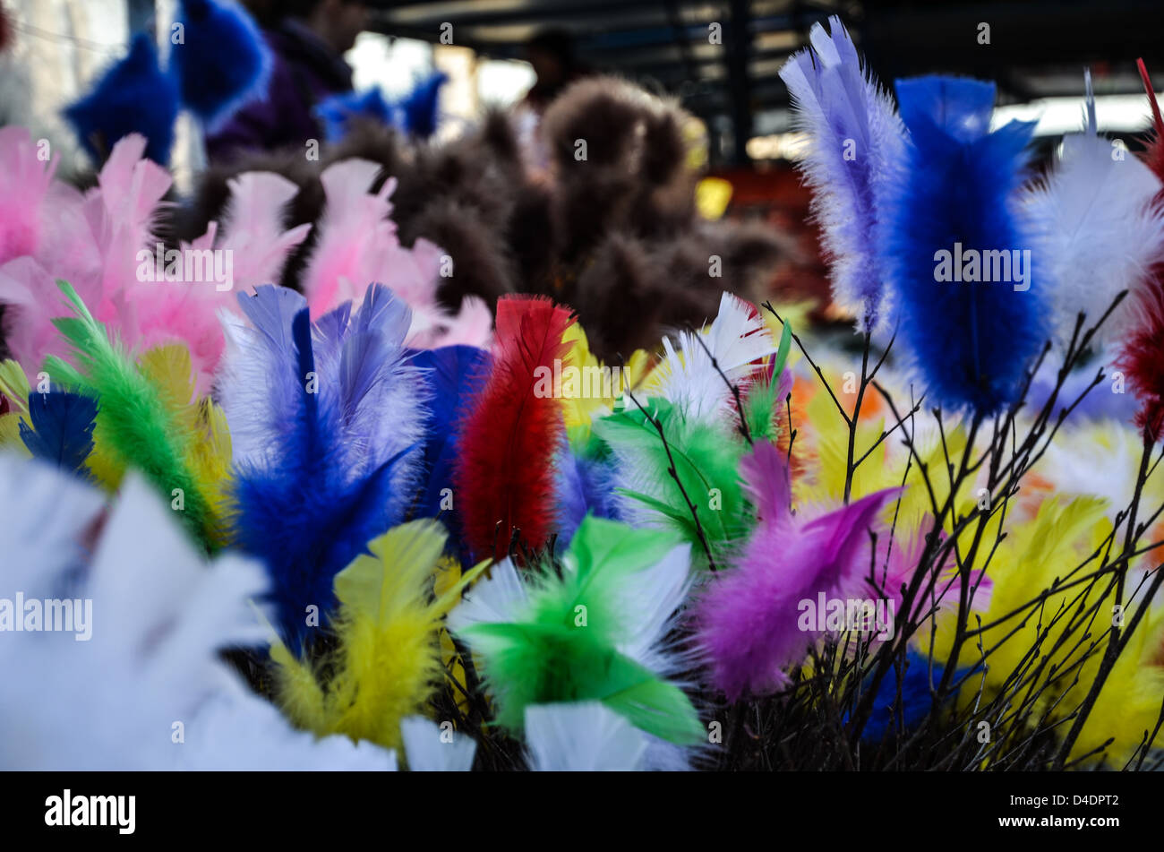 Décorations de Pâques de brindilles et de plumes Banque D'Images