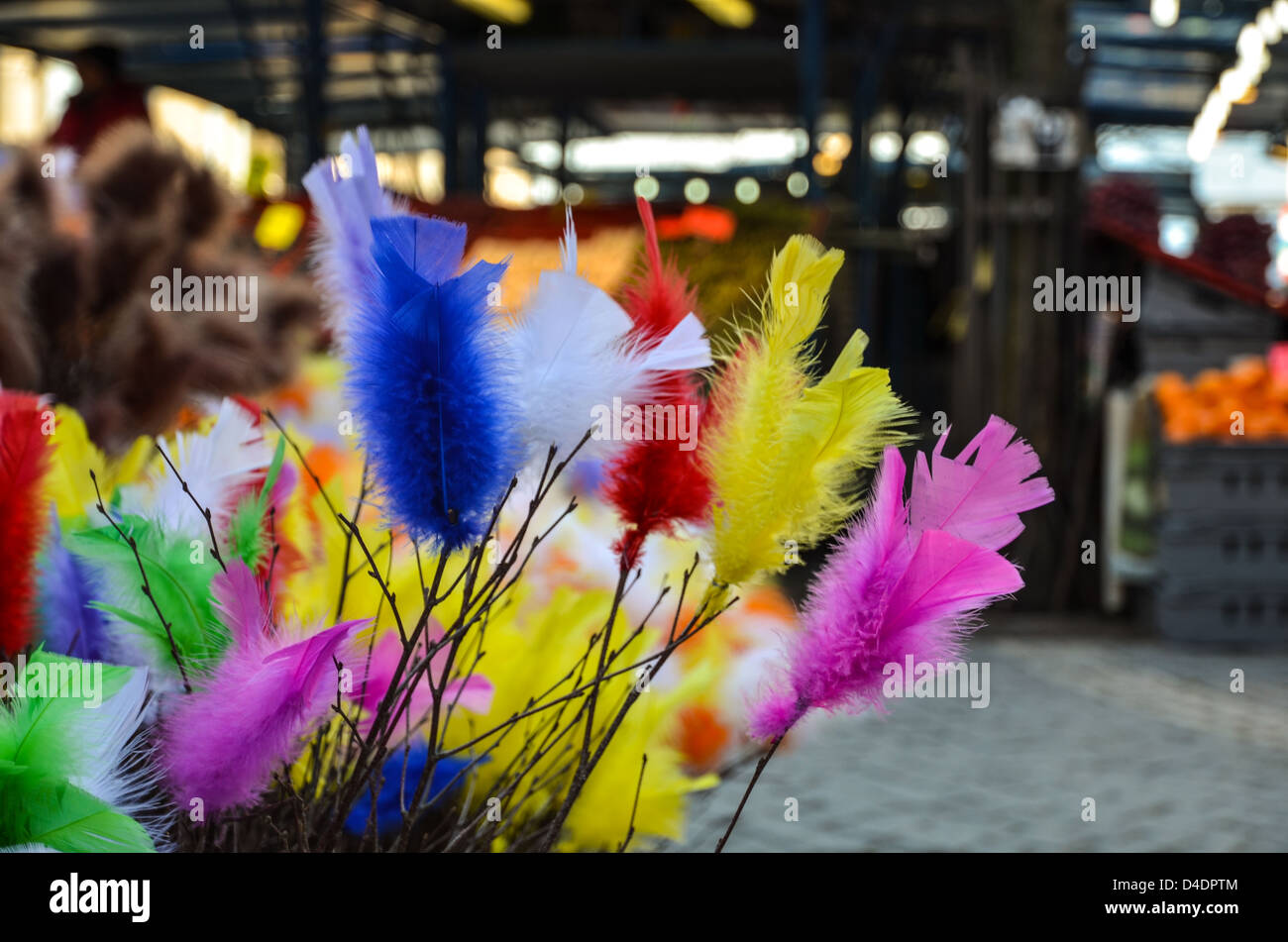 Les brindilles avec plumes colorées pour décoration de pâques à vendre Banque D'Images