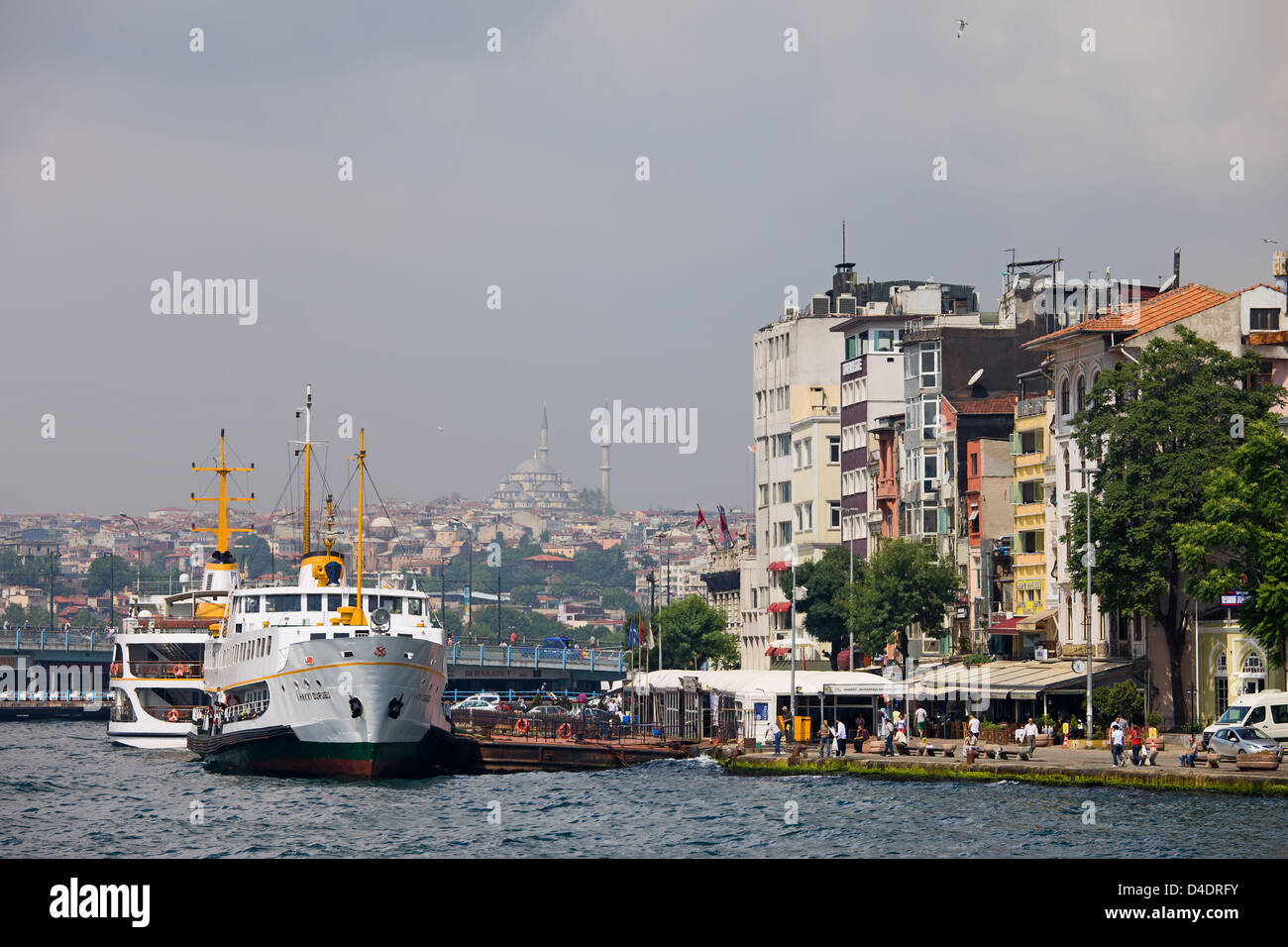Les traversiers de passagers au remblai de Beyoglu à Istanbul, Turquie. Banque D'Images