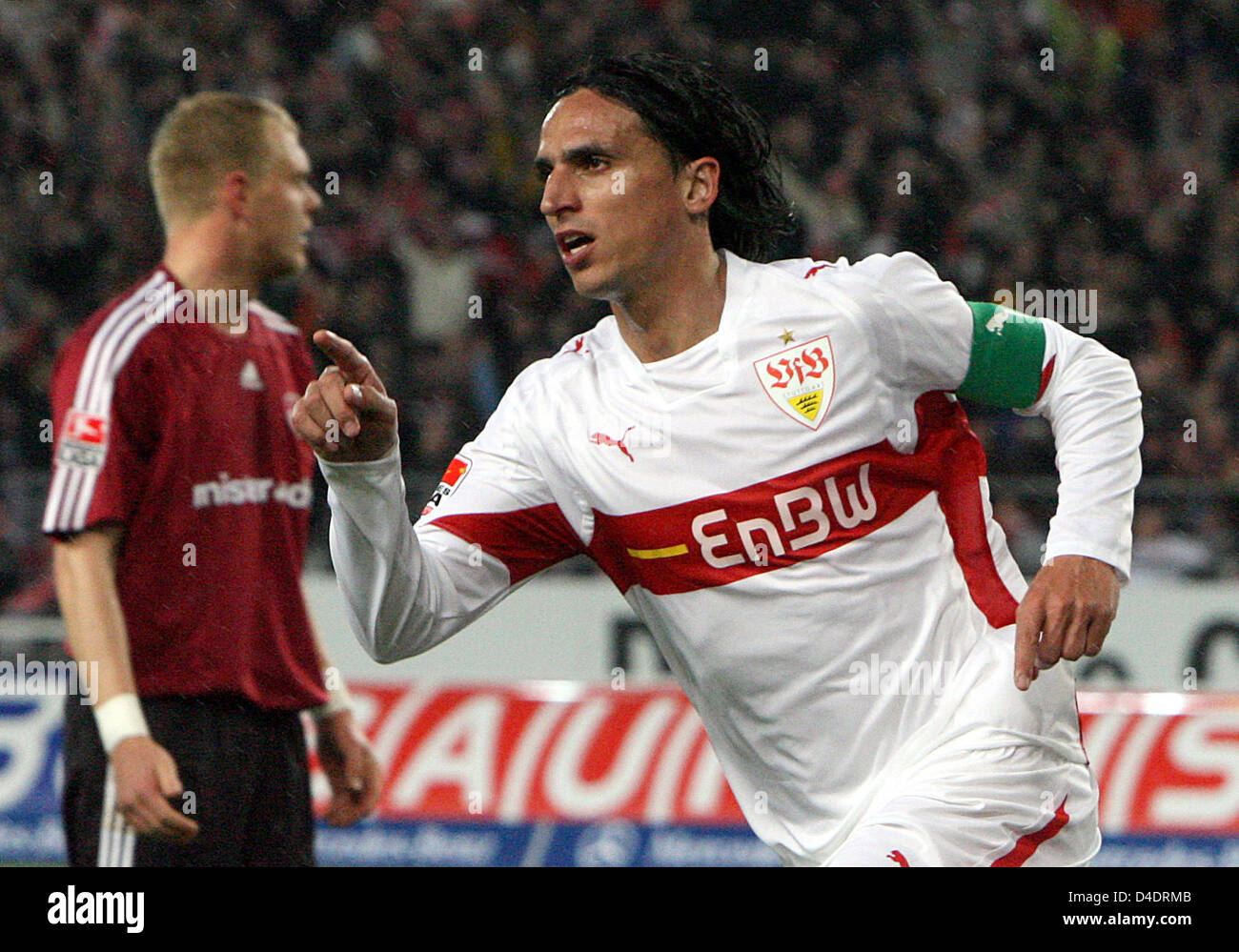 Stuttgart, Fernando Meira cheers marquant le 3-0 dans le match de Bundesliga VfB Stuttgart v 1.FC Nuremberg au stade Gottlieb-daimler de Stuttgart, Allemagne, 16 avril 2008. Stuttgart 3-0 Nuremberg abattus. Photo : Bernd Weissbrod Banque D'Images