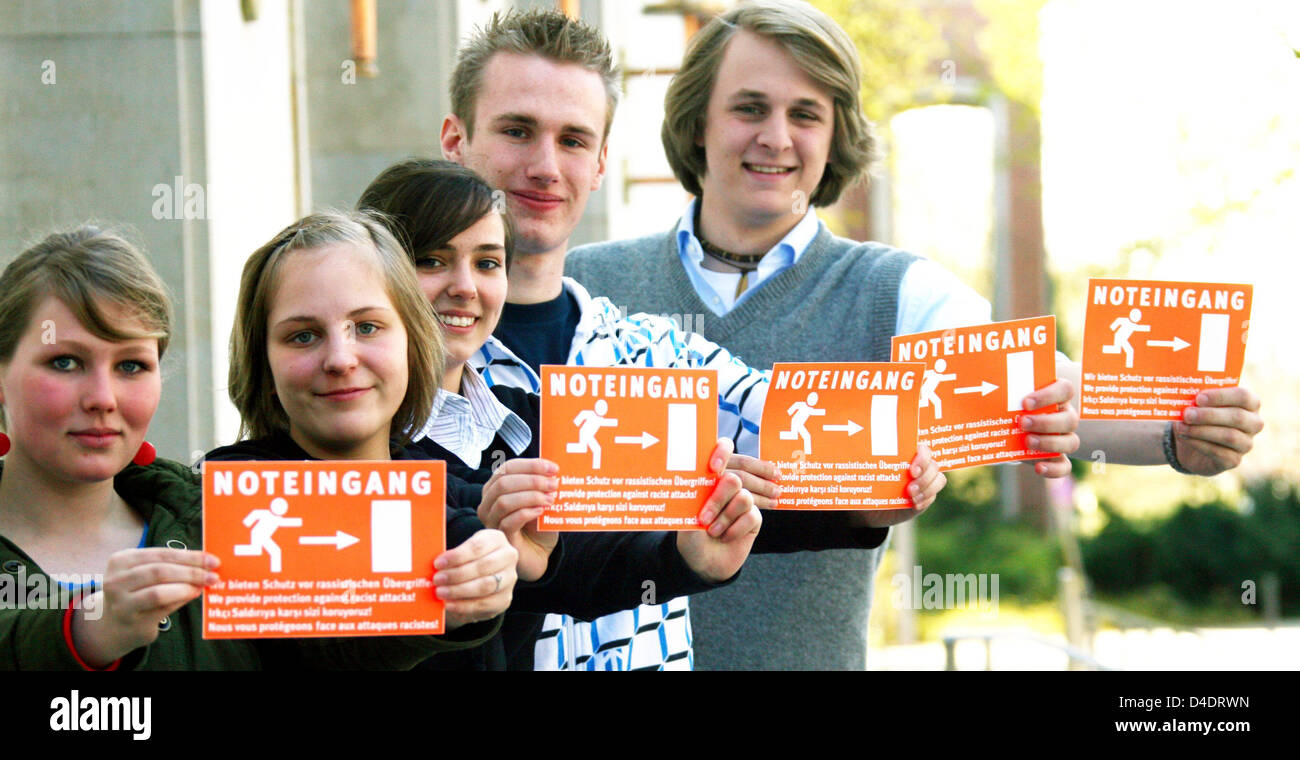 Élèves de l'école Max Planck présente un autocollant pour la campagne 'urgence' Entrée à Kiel, Allemagne, 18 avril 2008. La renaissance de l'entrée 'urgence' campagne vise à attirer l'attention sur le radicalisme de droite en plein essor avant les élections locales. Avec l'autocollant, commerçants et citoyens signalise qu'ils fournissent un abri en cas d'urgence de rascist assauts. Photo : Banque D'Images