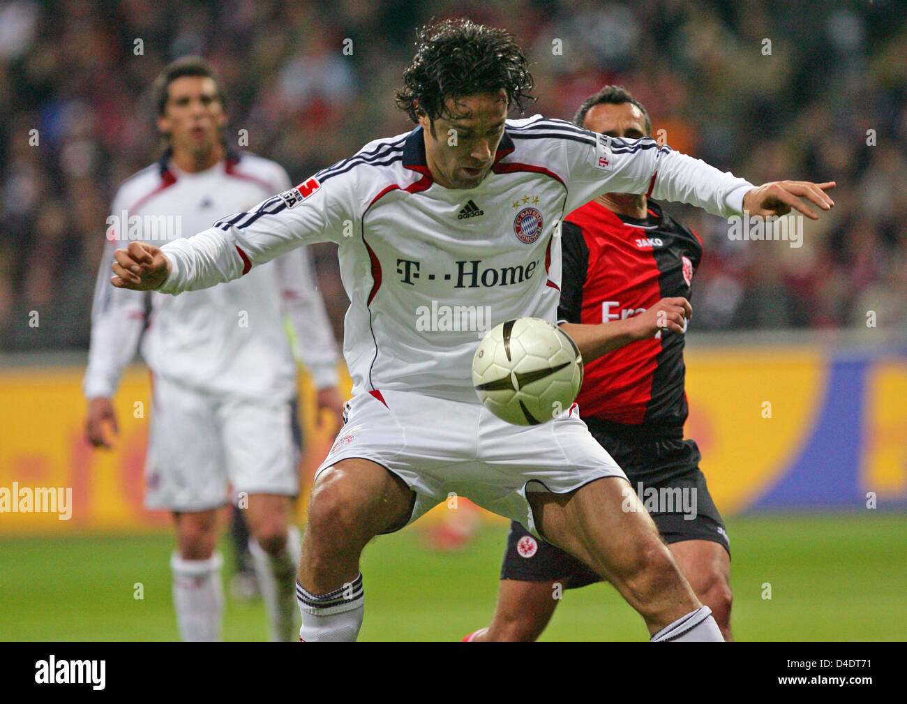 L'attaquant de Munich Luca Toni joue en quelque sorte le ballon dans le match de Bundesliga Eintracht Frankfurt v FC Bayern Munich à la Commerzbank Arena de Francfort-sur-Main, Allemagne, 16 avril 2008. Le Bayern Munich a battu Francfort 3-1. Photo : Uwe Anspach Banque D'Images