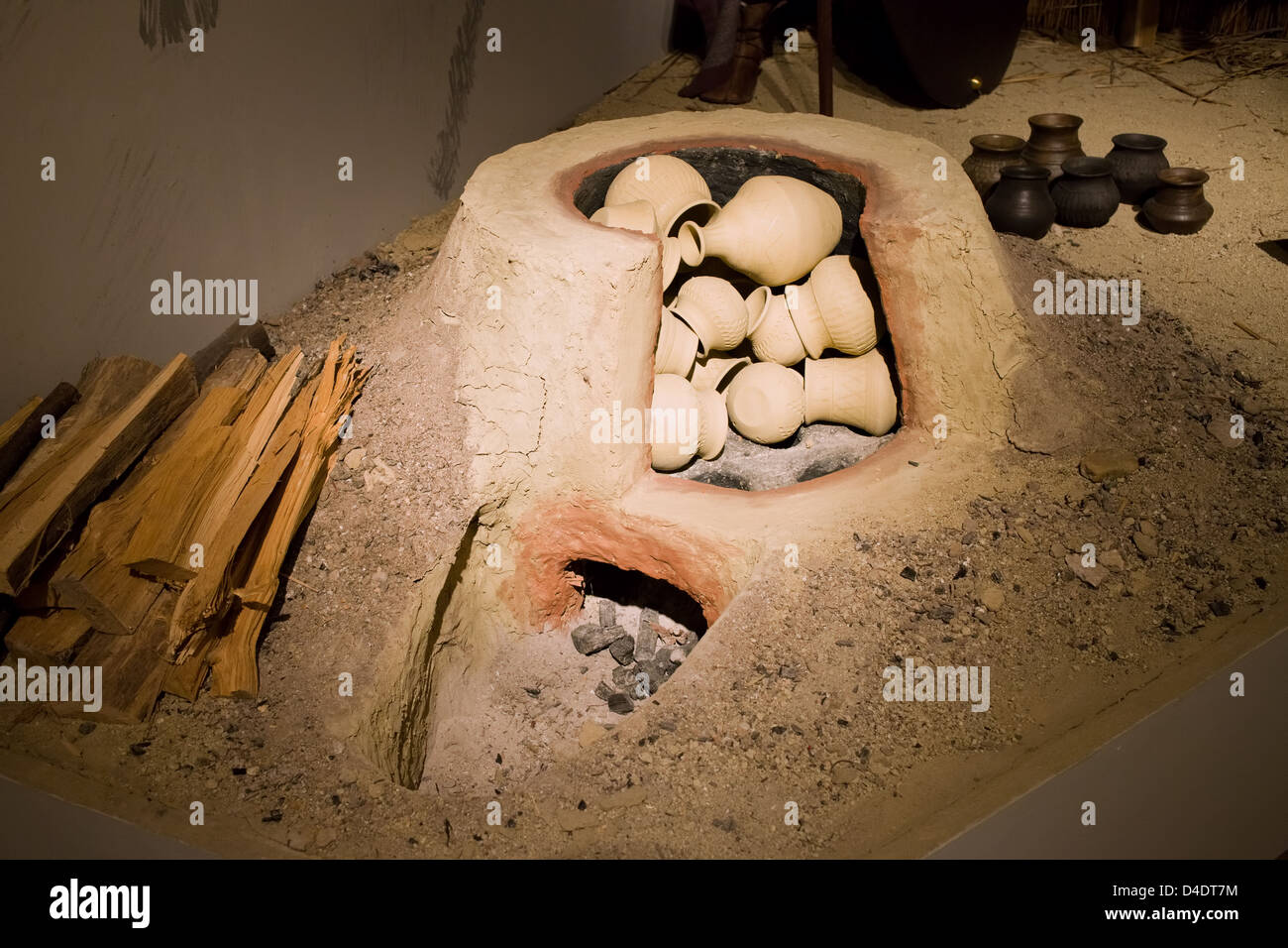 Four traditionnel avec des pots d'argile dans le Musée National de Hongrie, Budapest, Hongrie. Banque D'Images