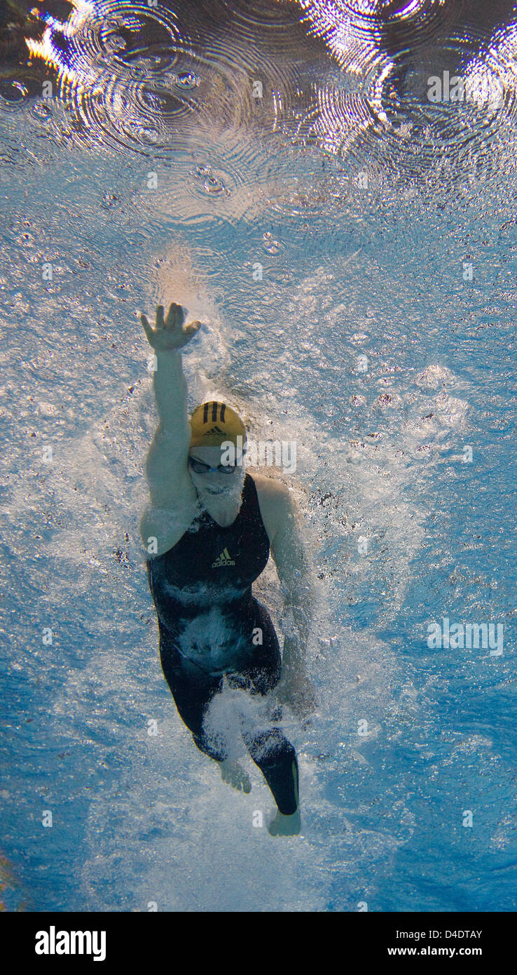 La nageuse allemande Britta Steffen (haut) en action lors du 100m nage libre, la concurrence qu'elle a gagné à nouveau temps record de 53,20 secondes au Championnat de natation allemand à Berlin, Allemagne, 22 avril 2008. Photo : GERO BRELOER Banque D'Images