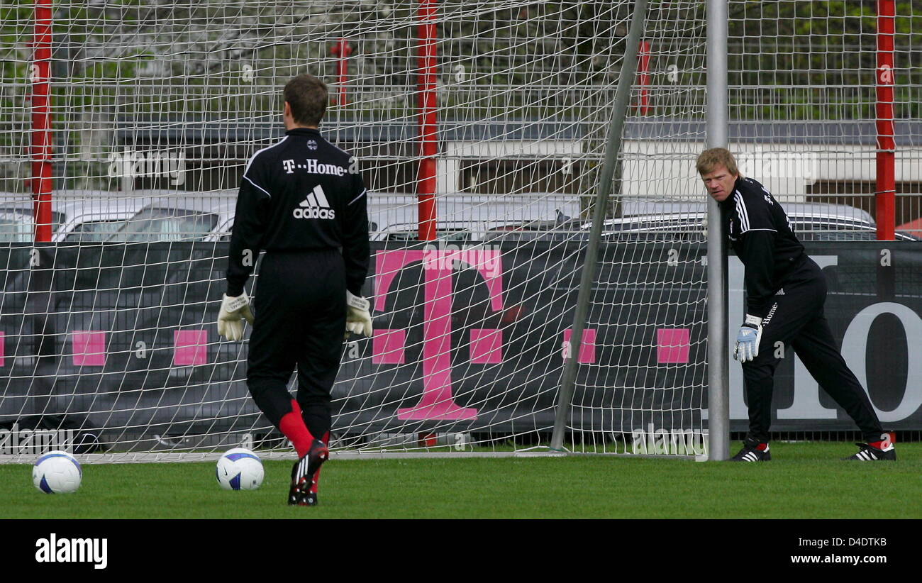 Gardien de but du FC Bayern Munich, Oliver Kahn (R), et remplacer le gardien Michael Rensing (L) sont présentés en action au cours de la pratique de l'équipe de Munich, Allemagne, 23 avril 2008. Bayern Munich fera face à Zenit Saint-Pétersbourg dans l'UEFA-Cup demi-finale le jeudi 24 avril. Photo : MATTHIAS SCHRADER Banque D'Images