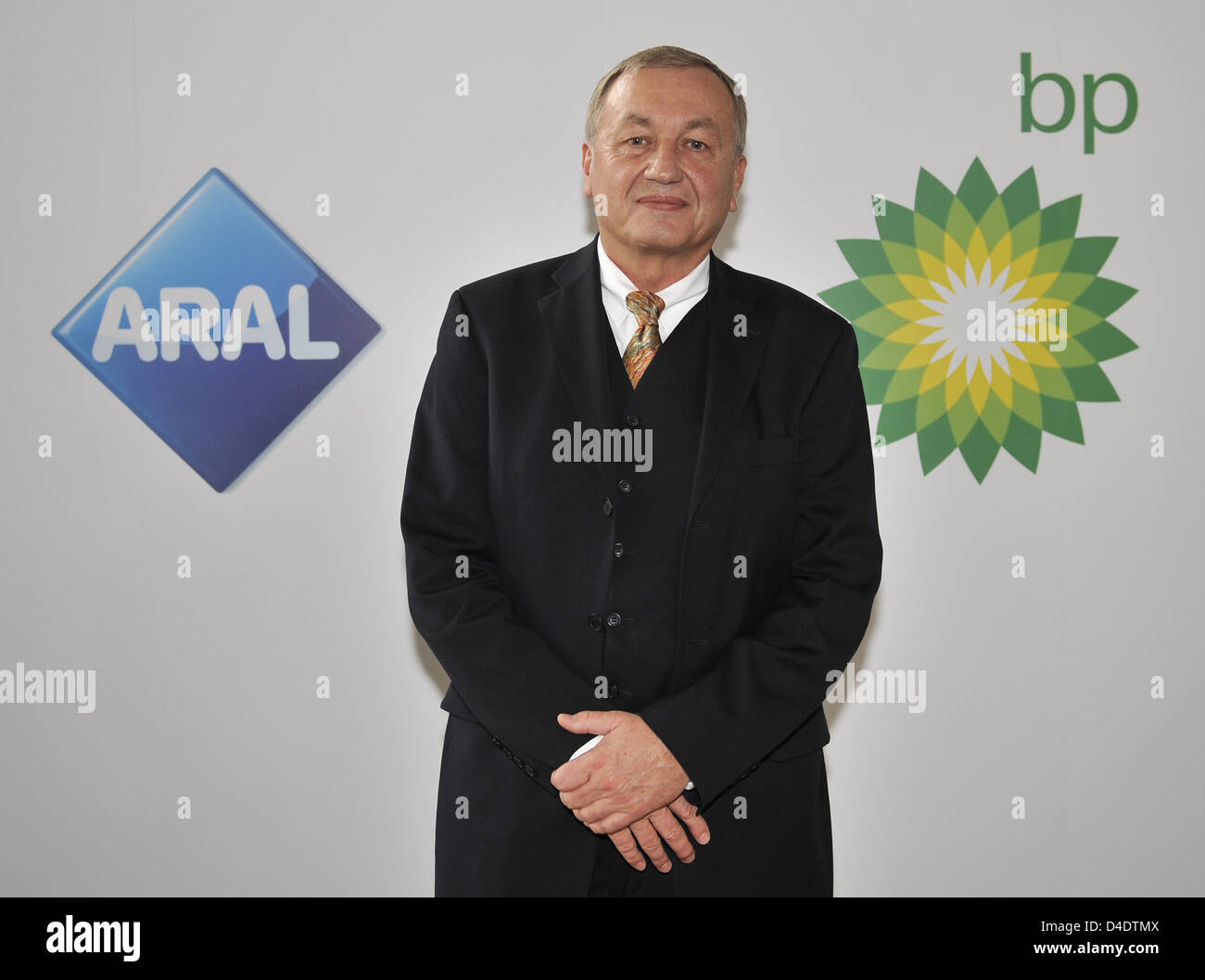 Chef de la direction de BP, allemand Uwe Franke, est photographié avec le BP et logos d'Aral au cours de la conférence de presse annuelle à Duesseldorf, Allemagne, 24 avril 2008. Le résultat annuel de la société British Energy s'est élevé à 666 millions d'euros en 2007, soit beaucoup plus qu'en 2006 (607 millions d'euros). Photo : ACHIM SCHEIDEMANN Banque D'Images