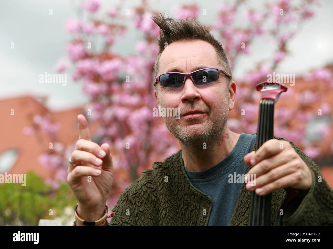 Le violoniste Nigel Kennedy pose pendant un appel de photo à Munich, Allemagne, 24 avril 2008. Kennedy lance sa tournée en Allemagne le 16 mai à Kempten. Photo : Tobias HASE Banque D'Images