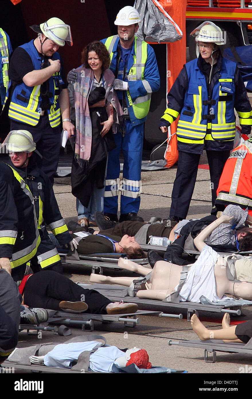 Medical Rescue récupère les gens à partir d'un avion dans le cadre d'une maquette exercice catastrophe à l'aéroport de Francfort, à Francfort-sur-Main, Allemagne, 24 avril 2008. Le scénario fictif de la foret n'est qu'un avion s'écrase à l'atterrissage, frappe un immeuble et s'arrête dans un parking. Les exercices d'un incident simulé sont légalement tenus de prendre place à l'aéroport avery deux ans. Ph oto : BORIS ROESSL Banque D'Images