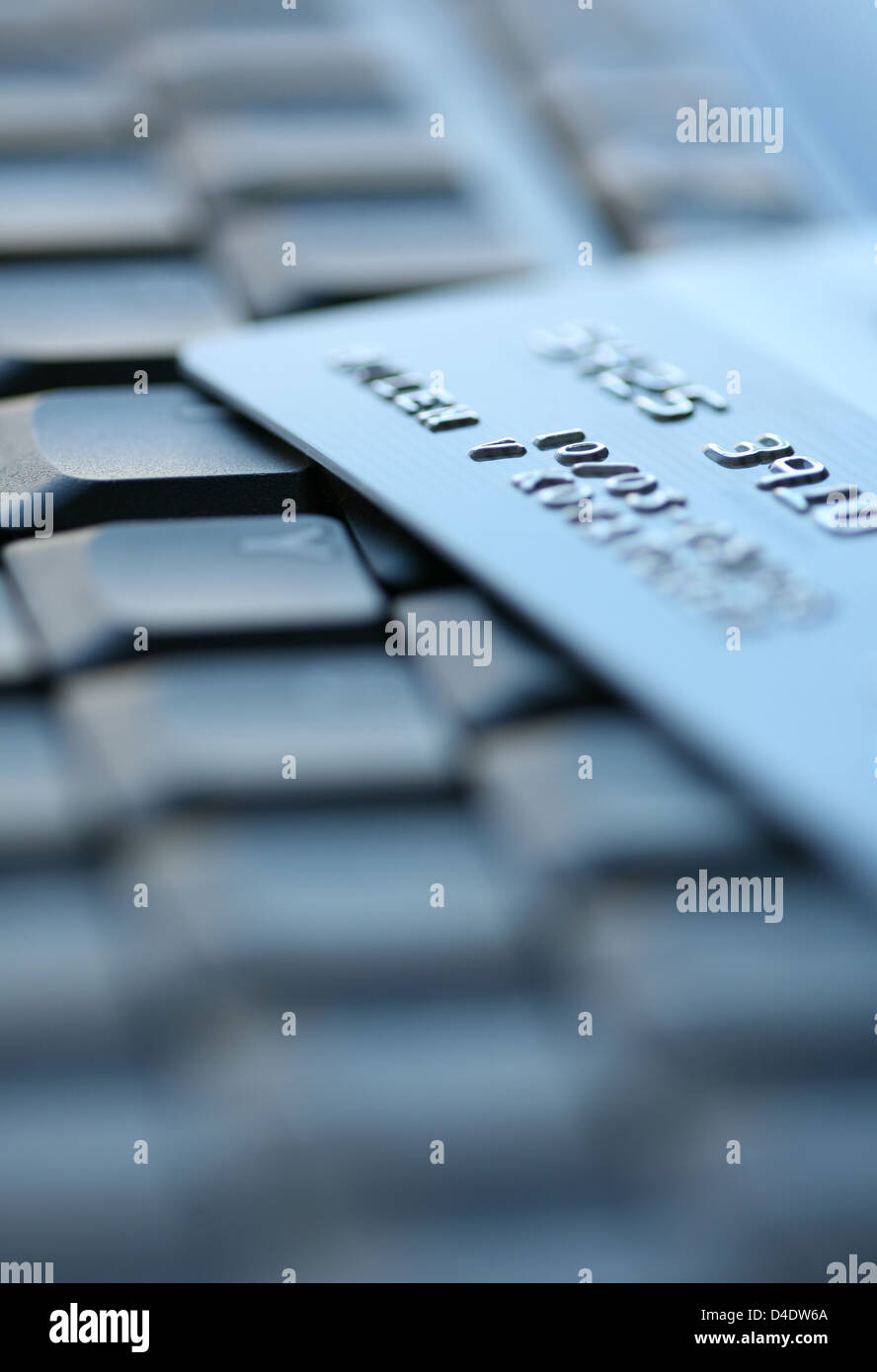 Carte de crédit bancaire sur un clavier d'ordinateur Photo Stock - Alamy