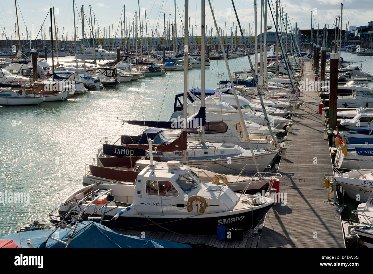 Bateaux et yachts dans le port de plaisance de Brighton, Brighton, East Sussex, England, UK - En fin d'après-midi la lumière Banque D'Images