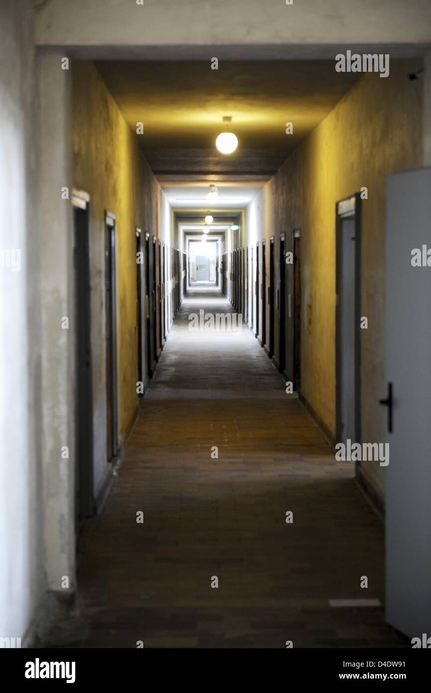 Vue vers le bas l'aile de la prison, que l'on appelle "Bunker" de l'ancien camp de concentration de Dachau près de Munich, Allemagne, 18 avril 2008. Dachau, le CC a été l'un des premiers installés par le CCs dirigeants nationaux-socialistes, les premiers habitants ont été emprisonnés quelques jours après la prise d'Hitler le 22 mars 1933. Dachau est devenu en quelque sorte le modèle pour les nombreux SCC installé ensuite. Photo : Peter Kneff Banque D'Images