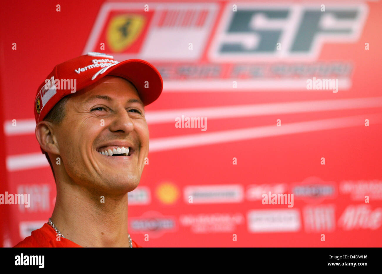 Ex-F1 champion du monde allemand Michael Schumacher sourit lors d'une conférence de presse à la Ferrari camping sur le circuit de Catalunya à Montmelo, près de Barcelone, Espagne, 26 avril 2008. Le Grand Prix d'Espagne aura lieu ici le dimanche 27 avril. Photo : FELIX HEYDER Banque D'Images