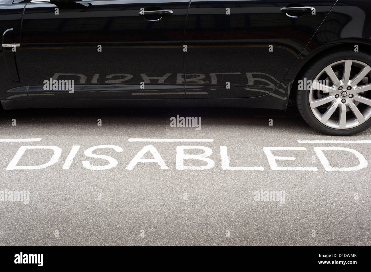 Baie de stationnement pour personnes handicapées, parking, UK Banque D'Images