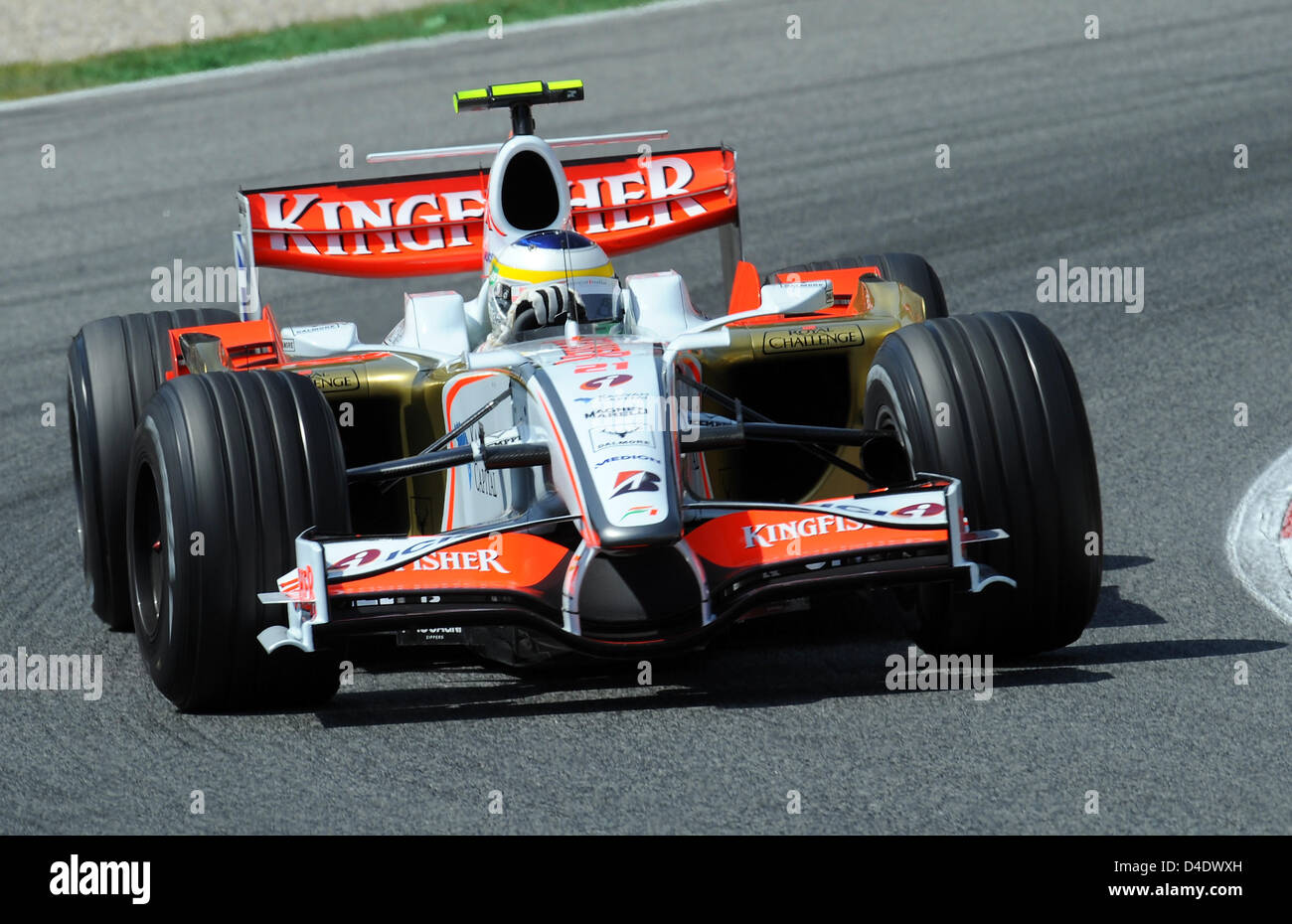 Le pilote italien Giancarlo Fisichella Force India de steers sa voiture sur la piste au cours de la deuxième session d'essais sur le circuit de Catalunya à Montmelo, près de Barcelone, Espagne, 25 avril 2008. Photo : GERO BRELOER Banque D'Images