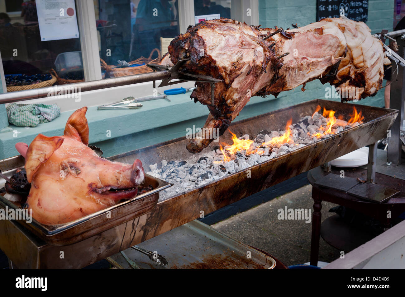 Rôti de porc barbecue sur une broche, UK Photo Stock - Alamy