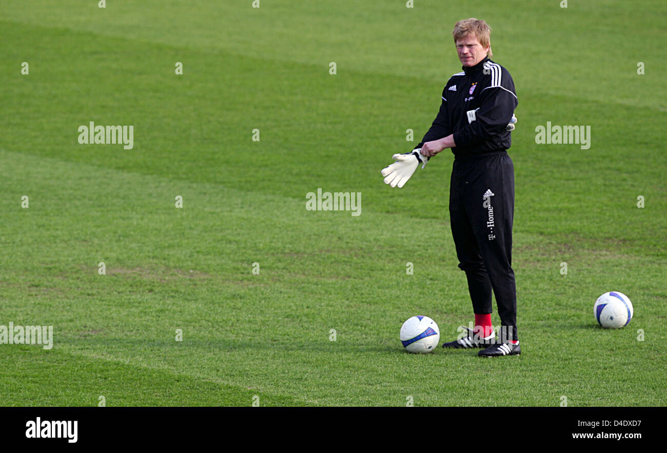 Le gardien du Bayern Munich, Oliver Kahn est affichée au cours de la dernière session de formation au stade Petrovsky en Saint Petersburg, Russie, 30 avril 2008. Bayern Munich fera face à Zenit Saint-Pétersbourg dans la deuxième demi-finale de la Coupe de l'UEFA match aller le Jeudi, 01 mai. Photo : MATTHIAS SCHRADER Banque D'Images