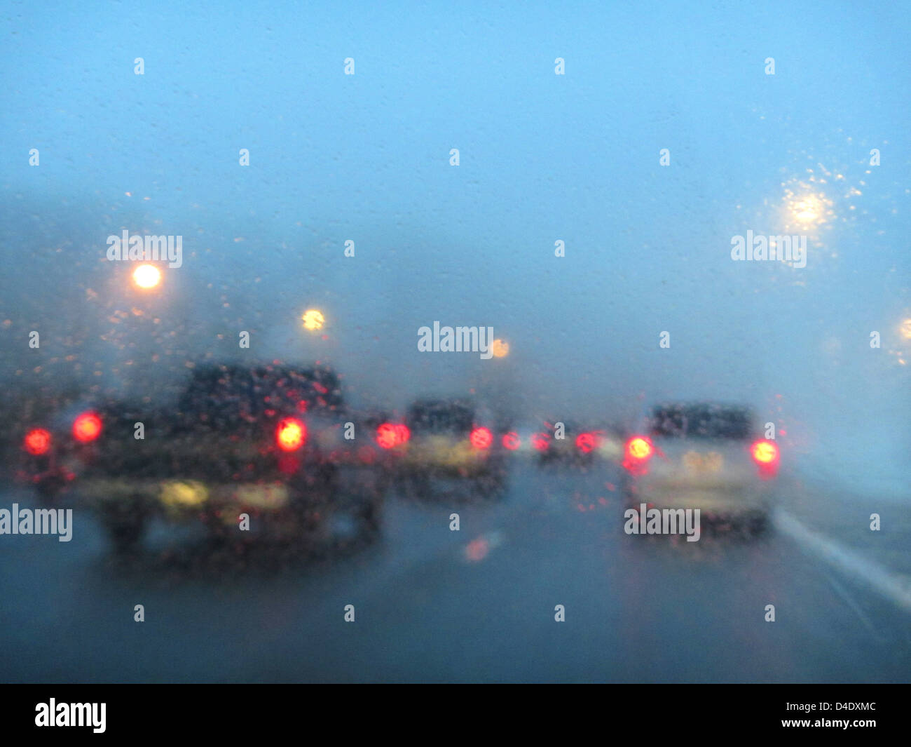 La pluie à l'heure de pointe sur une autoroute. Banque D'Images