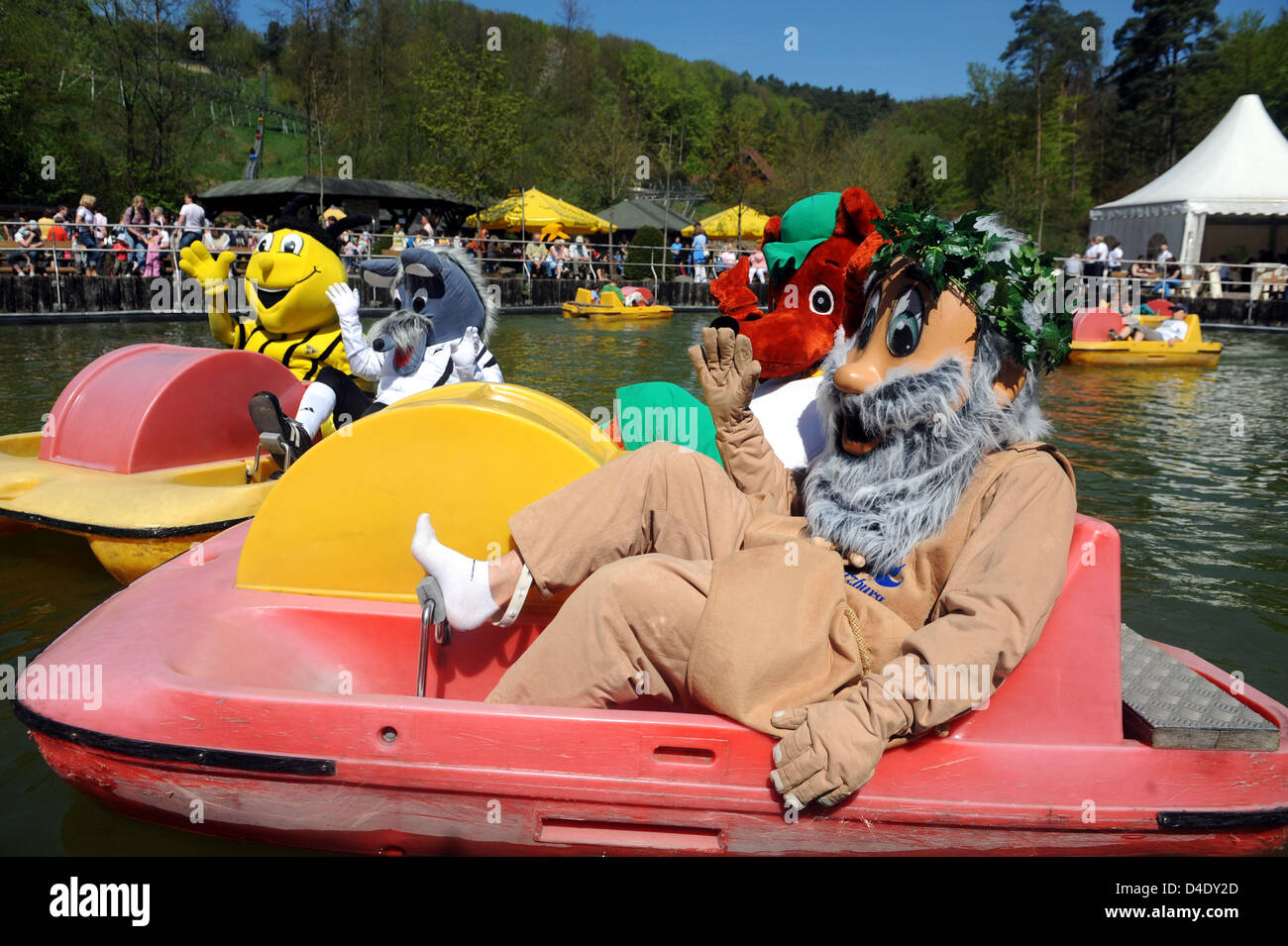 Krodo mascottes (Bad Harzburg, R-L), (Barnike Kreissportbund Barnin), Knipsi (SV) et Al Kordel Alemannia Aachen (Aix) s'amuser sur des pédalos à Eifelpark Gondorf, Allemagne, 3e mai 2008. 82 mascottes ont pris part à la réunion, 120 auraient été nécessaires pour fixer le record du monde. Photo : Harald Tittel Banque D'Images