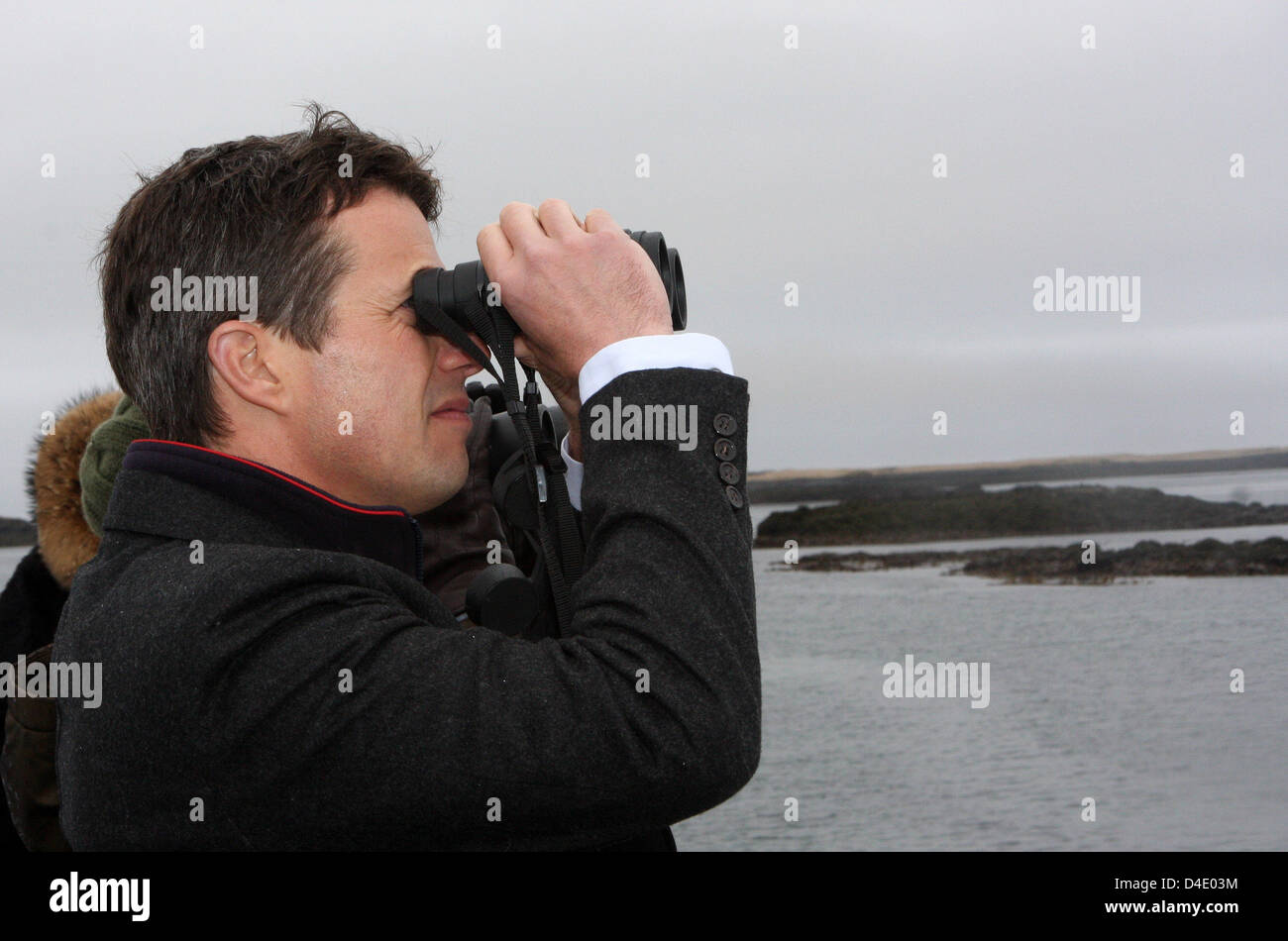 Le Prince héritier Frederik de Danemark sur un voyage en bateau sur le Breidafjoerdur avec Saerun regarder les oiseaux et la pêche des fruits de mer par l'équipage au cours de la troisième journée de la couronne du couple Prince visite de quatre jours en Islande, 07 mai 2008. Photo : Albert Nieboer (Pays-Bas) Banque D'Images