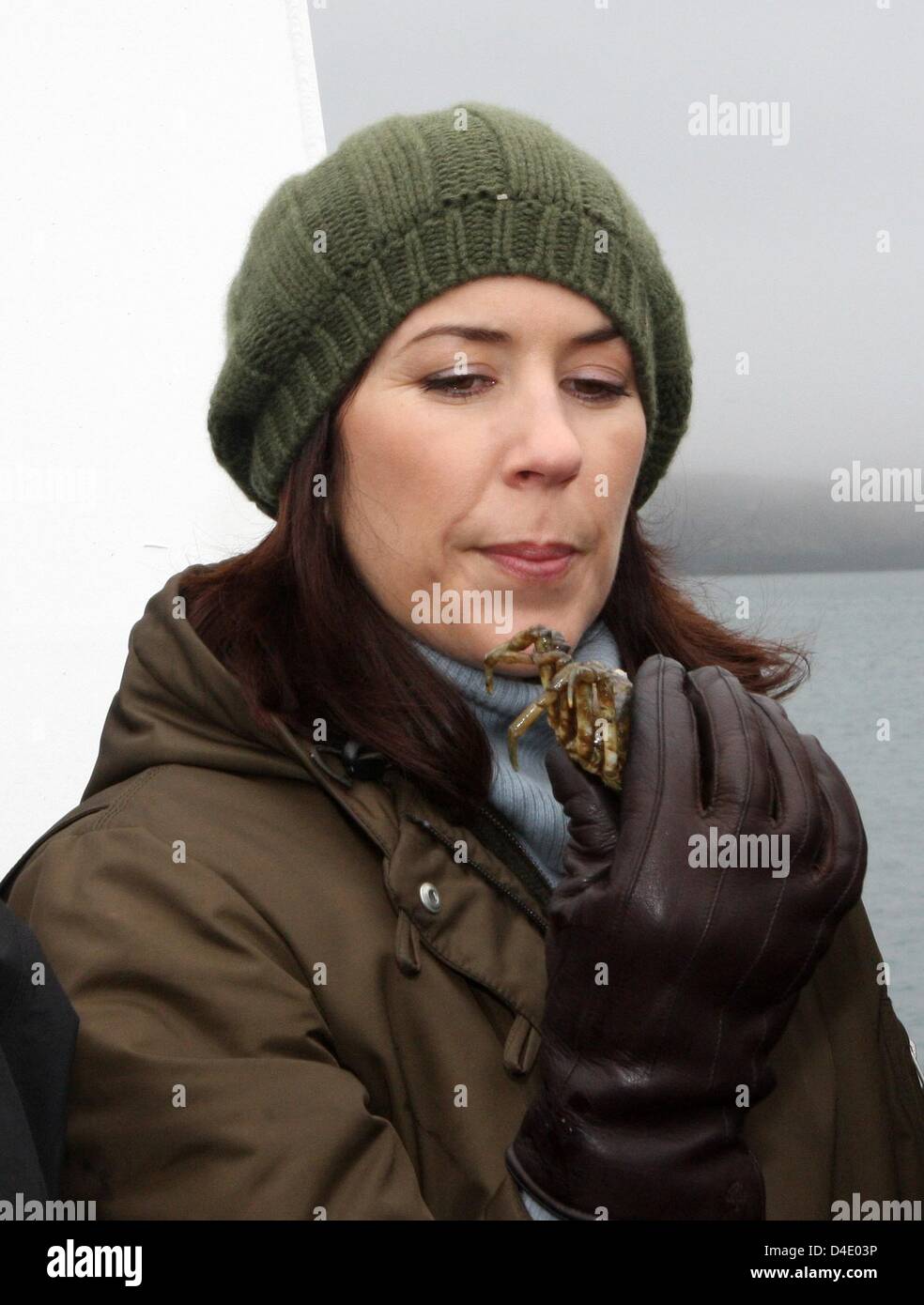La princesse Mary de Danemark sur un voyage en bateau sur le Breidafjoerdur avec Saerun regarder les oiseaux et la pêche des fruits de mer par l'équipage au cours de la troisième journée de la couronne du couple Prince visite de quatre jours en Islande, 07 mai 2008. Photo : Albert Nieboer (Pays-Bas) Banque D'Images