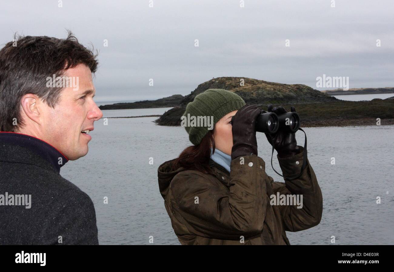 Le Prince héritier Frederik de Danemark (L) et son épouse la princesse Mary (R) sur un voyage en bateau sur le Breidafjoerdur avec Saerun regarder les oiseaux et la pêche des fruits de mer par l'équipage au cours de la troisième journée de la couronne du couple Prince visite de quatre jours en Islande, 07 mai 2008. Photo : Albert Nieboer (Pays-Bas) Banque D'Images