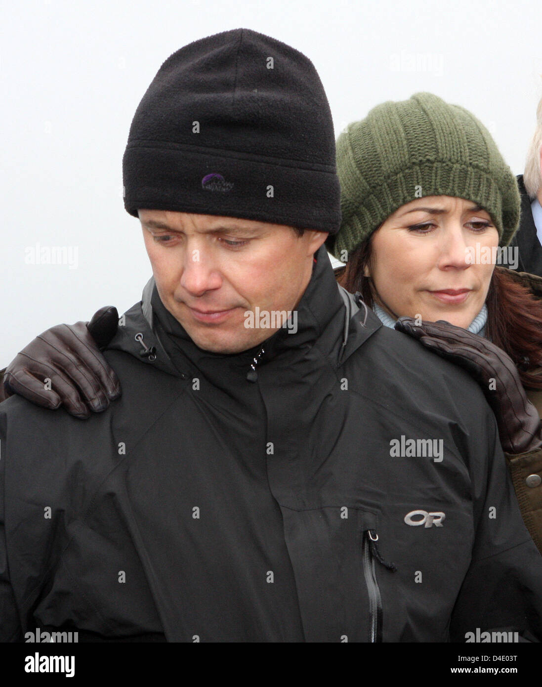 Le Prince héritier Frederik de Danemark (L) et son épouse la princesse Mary (R) sur un voyage en bateau sur le Breidafjoerdur avec Saerun regarder les oiseaux et la pêche des fruits de mer par l'équipage au cours de la troisième journée de la couronne du couple Prince visite de quatre jours en Islande, 07 mai 2008. Photo : Albert Nieboer (Pays-Bas) Banque D'Images